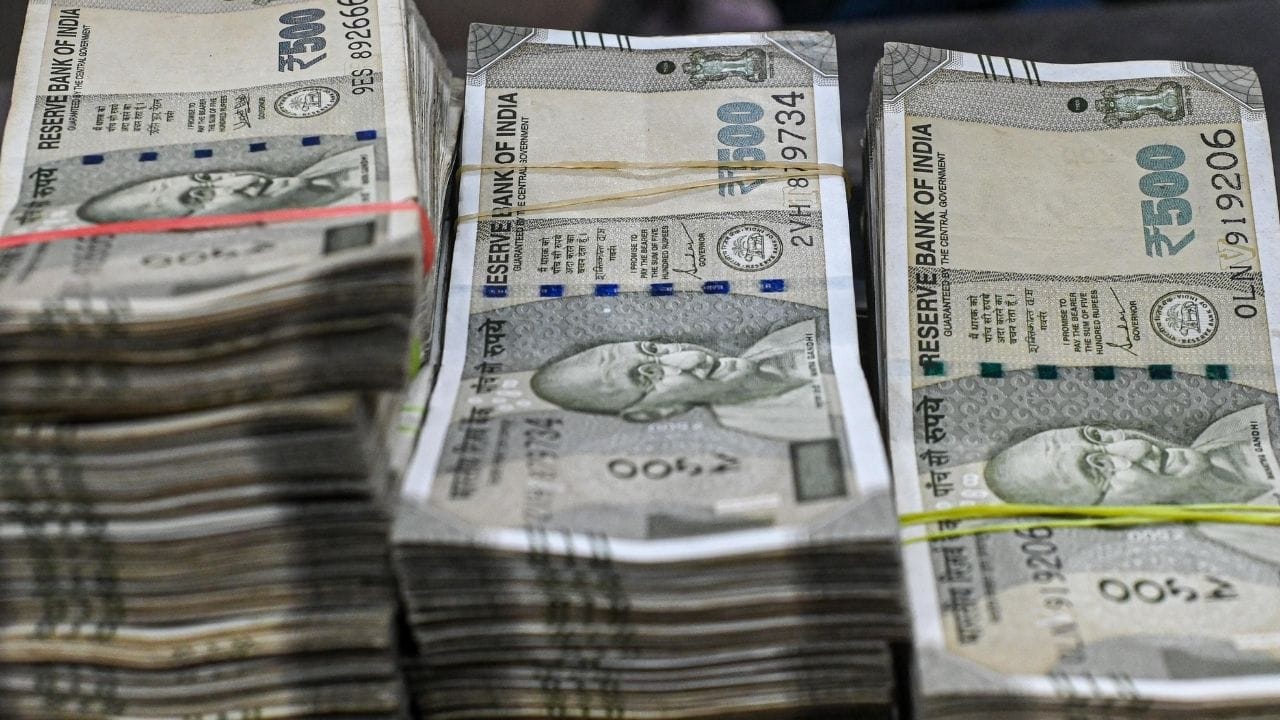 આ યોજનામાં રોકાણનો એક ભાગ નિવૃત્તિ પછી પેન્શન તરીકે મળવા માટે રાખવામાં આવે છે. રોકાણકાર 60 વર્ષની ઉંમર પછી ફંડ ઉપાડી શકે છે, જ્યારે ખાતું 70 થી 75 વર્ષની ઉંમર સુધી સક્રિય રહી શકે છે. નિવૃત્તિ આયોજન માટે NPS એક વિશ્વસનીય વિકલ્પ માનવામાં આવે છે. સામાન્ય રીતે આ યોજના લગભગ 8% સુધીનું વળતર આપી શકે છે અને સાથે સાથે કર બચતના લાભો પણ આપે છે.