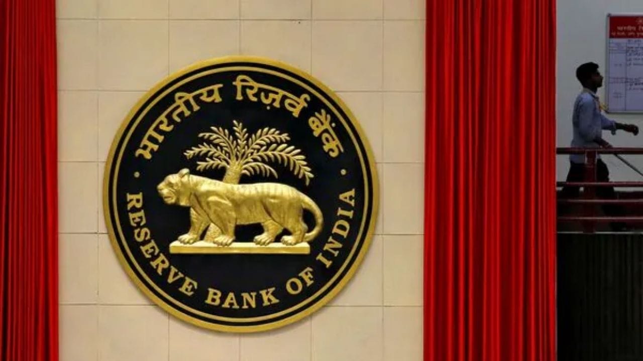 RBI ફ્લોટિંગ રેટ સેવિંગ્સ બોન્ડ્સ (RBI FRSB) : જો તમે લાંબા સમય સુધી રાહ જોયા વગર સુરક્ષિત રીતે વધુ વ્યાજ મેળવવા માંગતા હો, તો RBI ફ્લોટિંગ રેટ સેવિંગ્સ બોન્ડ્સ સારો વિકલ્પ બની શકે છે. આ પણ સંપૂર્ણપણે સરકારી યોજના હોવાથી તેમાં જોખમ ઘણું ઓછું છે.