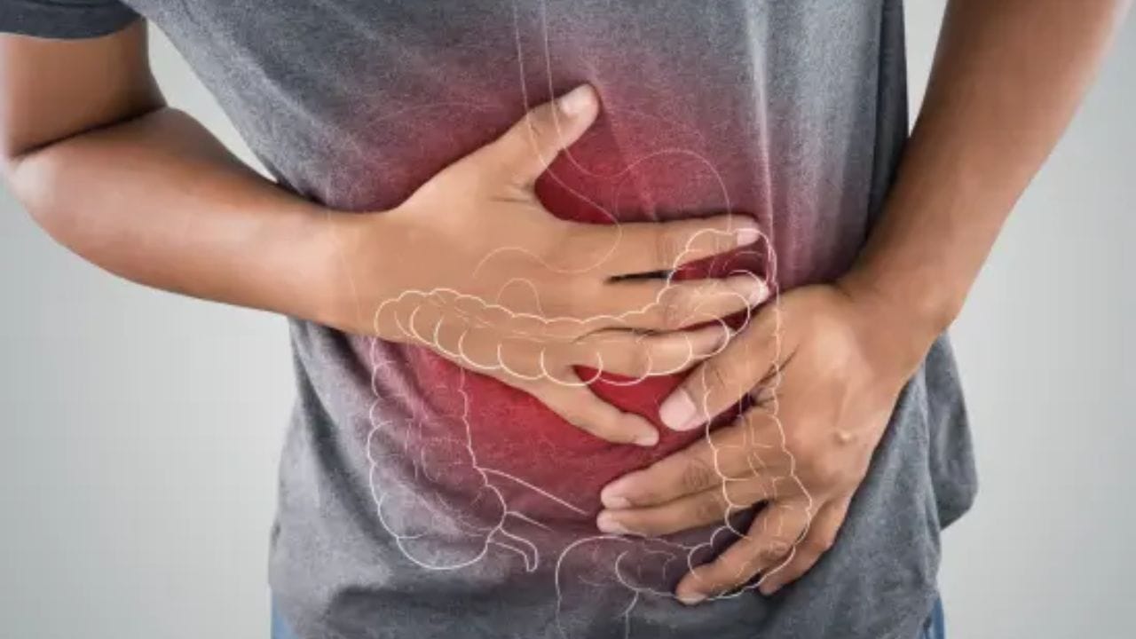 કબજિયાત દરમિયાન કયા આહારમાં ફેરફાર કરવા જોઈએ?: દિલ્હી એમસીડીના ડૉ. અજય કુમાર સમજાવે છે કે કબજિયાત દૂર કરવા માટે તમારા આહારમાં ફાઇબરયુક્ત ખોરાકનો સમાવેશ કરવો જરૂરી છે. લીલા પાંદડાવાળા શાકભાજી, ફળો, સલાડ અને આખા અનાજ પાચનમાં સુધારો કરે છે અને મળને નરમ બનાવવામાં મદદ કરે છે. દિવસભર પૂરતા પ્રમાણમાં પાણી પીવું પણ મહત્વપૂર્ણ છે, કારણ કે પાણીનો અભાવ મળને સખત બનાવે છે.