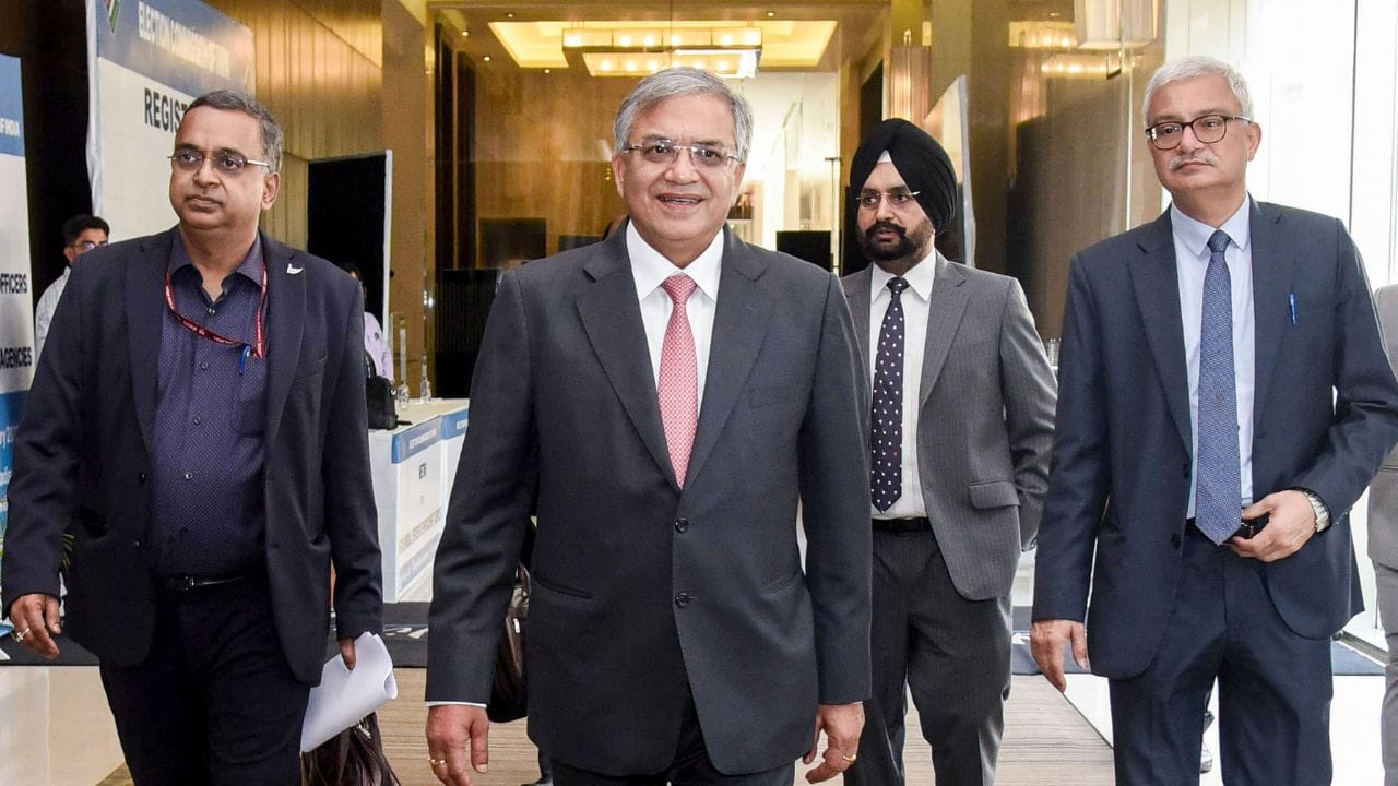 નવેમ્બર 2025માં, જ્ઞાનેશ કુમારને ઇન્ડિયન ઇન્સ્ટિટ્યૂટ ઓફ ટેકનોલોજી (IIT) કાનપુર તરફથી ડિસ્ટિંગ્વિશ્ડ એલ્યુમનસ એવોર્ડ (DAA) મળ્યો હતો.  (ALL PHOTO : PTI)