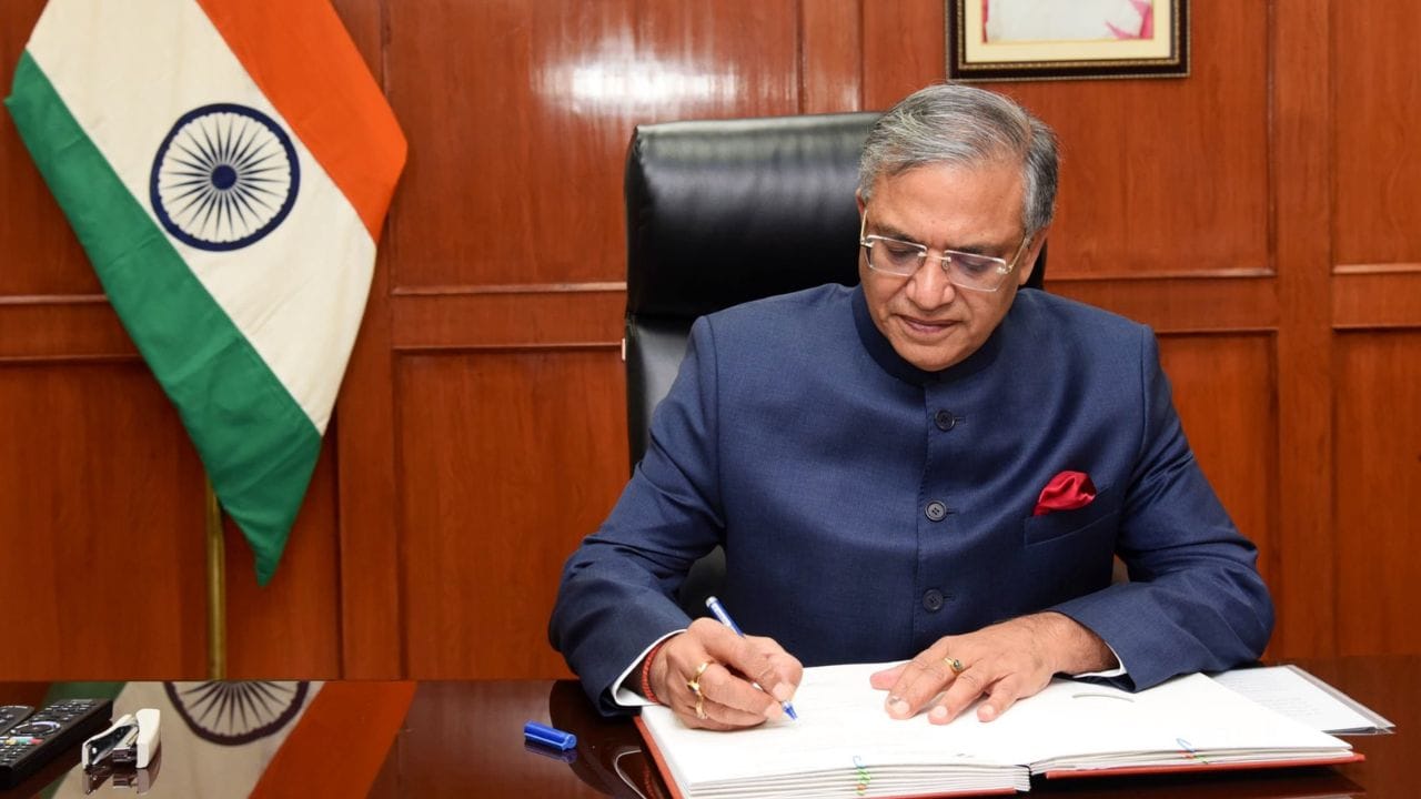 મુખ્ય ચૂંટણી કમિશનર, જ્ઞાનેશ કુમાર ગુપ્તાનો જન્મ આગ્રામાં થયો હતો. તેમના પિતા, ડૉ. સુબોધ કુમાર ગુપ્તા અને માતા, સત્યવતી ગુપ્તા, વિજય નગર કોલોનીના રહેવાસી છે. તેમના પિતા મુખ્ય તબીબી અધિકારી તરીકે નિવૃત્ત થયા હતા. 