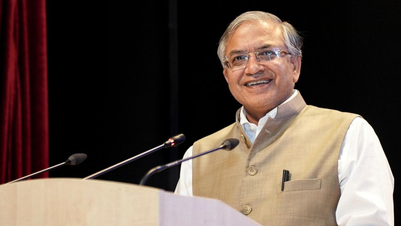 તેમણે અગાઉ ચૂંટણી કમિશનર અને IAS અધિકારી તરીકે સેવા આપી છે. 2025ના ભારતીય ચૂંટણી વિવાદ દરમિયાન તેમની તપાસ કરવામાં આવી હતી, જ્યાં ભારતીય ચૂંટણી પંચ (ECI) પર શાસક ભારતીય જનતા પાર્ટી (BJP) સાથે સાંઠગાંઠ અને 2024ની ભારતીય સામાન્ય ચૂંટણીમાં ચૂંટણી છેતરપિંડીનો આરોપ મૂકવામાં આવ્યો હતો.