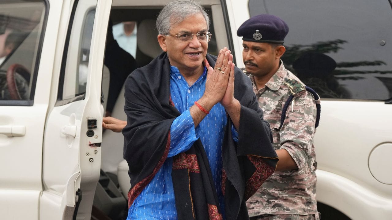 જ્ઞાનેશ કુમારનો જન્મ 27 જાન્યુઆરી 1964ના રોજ ઉત્તર પ્રદેશના આગ્રામાં થયો હતો. તેમણે IIT કાનપુરમાંથી BTech પૂર્ણ કર્યું. સ્નાતક થયા પછી, કુમારે હાર્વર્ડ યુનિવર્સિટીમાં પર્યાવરણીય અર્થશાસ્ત્રનો અભ્યાસ કરતા પહેલા ઇન્સ્ટિટ્યૂટ ઓફ ચાર્ટર્ડ ફાઇનાન્સિયલ એનાલિસ્ટ્સ ઓફ ઇન્ડિયામાંથી બિઝનેસ ફાઇનાન્સનો અભ્યાસ કર્યો હતો.