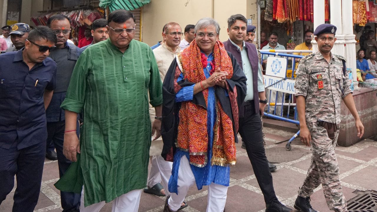 કુમારે 2007 થી 2012 સુધી સંરક્ષણ મંત્રાલયમાં સંરક્ષણ ઉત્પાદન વિભાગમાં ભારત સરકારના સંયુક્ત સચિવ તરીકે સેવા આપી હતી. ત્યારબાદ તેમણે 2016 થી 2018 સુધી ગૃહ મંત્રાલયમાં ભારત સરકારના સંયુક્ત સચિવ તરીકે અને પછી 2018 થી 2021 સુધી ભારત સરકારના અધિક સચિવ તરીકે સેવા આપી હતી.