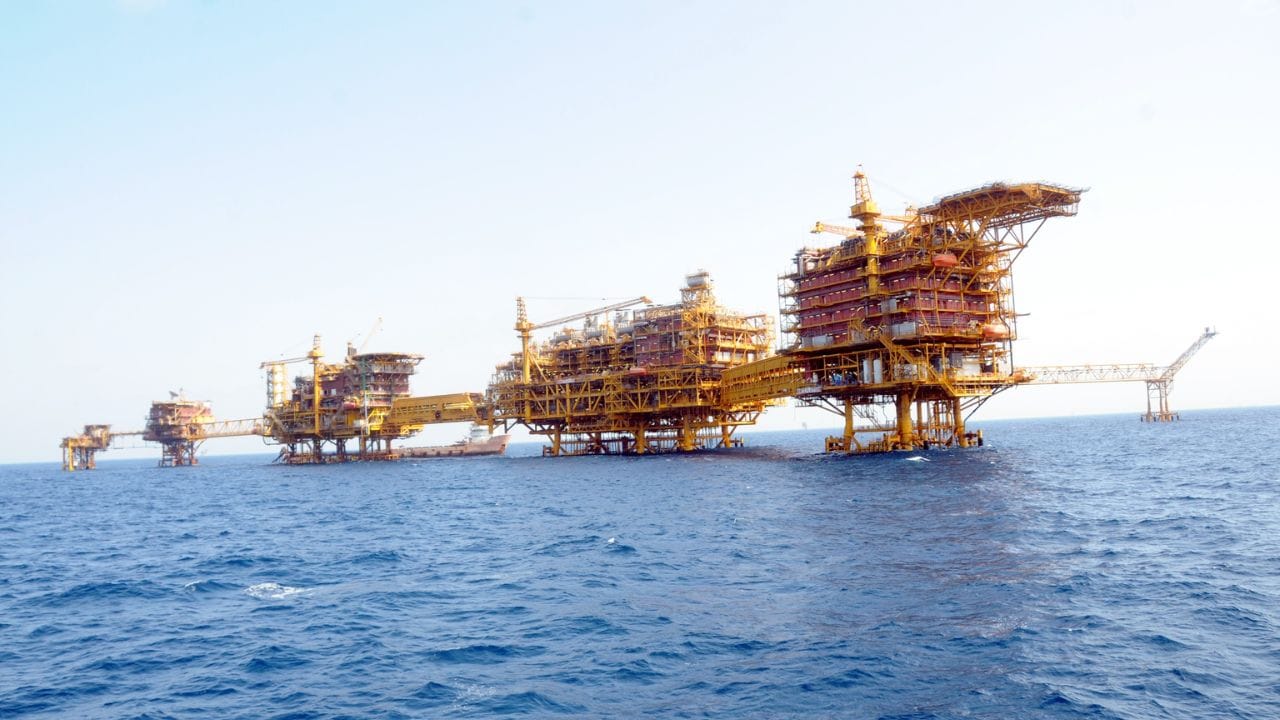 પેટ્રોલિયમ મંત્રી હરદીપ સિંહ પુરીએ ભારતના એનર્જી સેક્ટરમાં મોટું કદમ ઉઠાવતા OALP Round-XI લોન્ચ કરવાની જાહેરાત કરી છે. આ કદમ સાથે દેશમાં તેલ અને ગેસની શોધ માટે 2.6 લાખ ચોરસ કિલોમીટરથી વધુ વિસ્તાર ખોલવામાં આવ્યો છે. સરકારનો હેતુ સ્થાનિક ઊર્જા ઉત્પાદન વધારવાનો, આયાત પરની નિર્ભરતા ઘટાડવાનો અને આત્મનિર્ભર ભારતના વિઝનને મજબૂત કરવાનો છે. આ પહેલ દેશની એનર્જી સિક્યોરિટી માટે મહત્વની માનવામાં આવી રહી છે.