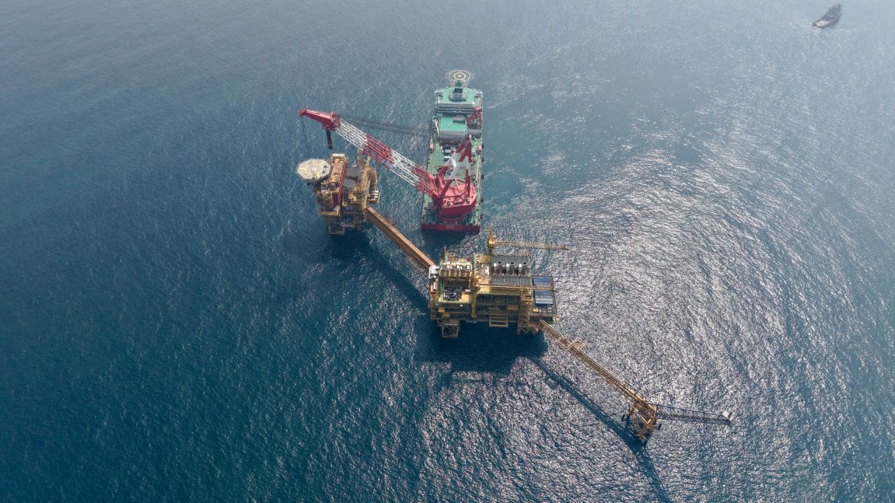 પેટ્રોલિયમ મંત્રી પુરીએ કહ્યું કે, આ ભારતની એનર્જી જર્નીમાં એક નવો અધ્યાય છે. દેશ હવે પોતાની અંદર છુપાયેલા તેલ અને ગેસના ભંડારને શોધવા માટે ઝડપથી આગળ વધી રહ્યો છે. આનાથી માત્ર સ્થાનિક ઉત્પાદન જ નહીં વધે પરંતુ વિદેશી તેલ પરની નિર્ભરતા પણ ઓછી થશે. નિષ્ણાતોનું માનવું છે કે, આ પ્રકારના મોટા એક્સપ્લોરેશન પ્રોગ્રામથી આવનારા સમયમાં ભારતને ઊર્જા ક્ષેત્રે વધુ આત્મનિર્ભર બનવામાં મદદ મળશે. સાથે જ, આનાથી રોકાણની નવી તકો પણ પેદા થશે અને રોજગારની તકો પણ વધશે.