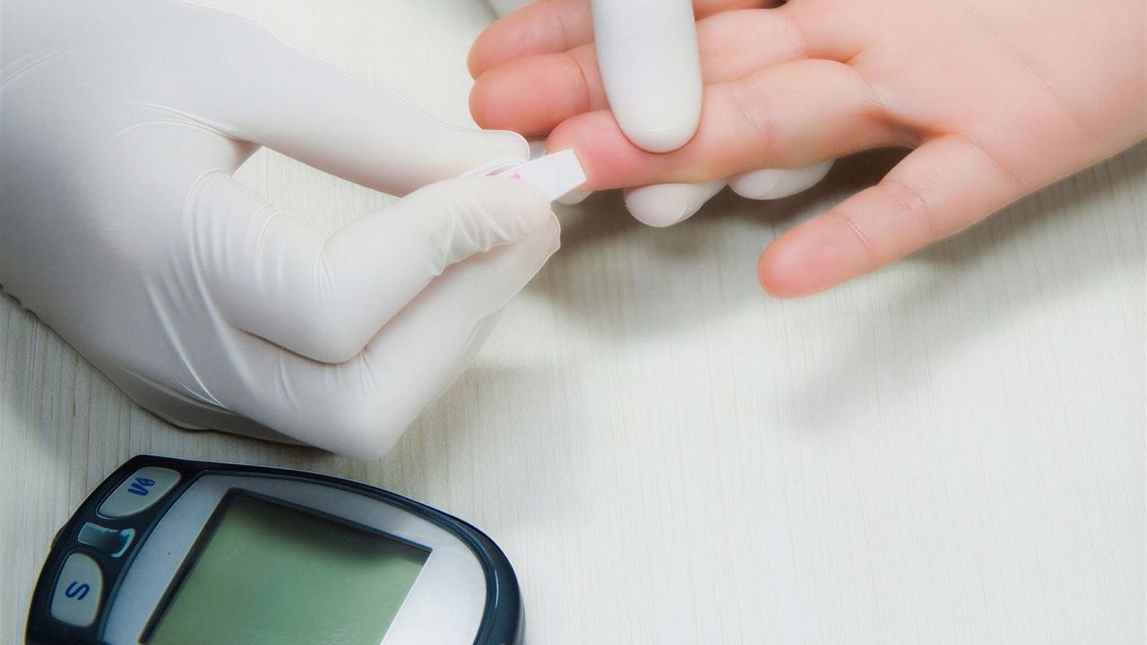 નેચર (2025) માં પ્રકાશિત એક અભ્યાસ મુજબ, ટાઇપ 1 ડાયાબિટીસ ધરાવતા લોકોમાં મગજની કાર્યક્ષમતા નબળી પડી શકે છે. ખાસ કરીને યાદશક્તિ, ધ્યાન, પ્રક્રિયા ગતિ અને નિર્ણય લેવાની ક્ષમતાઓ પર તેની અસર જોવા મળી છે. સંશોધન અનુસાર, રક્તમાં ખાંડના સ્તરમાં વારંવાર થતી વધઘટ, જેમ કે હાઇપોગ્લાયકેમિયા (ઓછી ખાંડ) અને હાઇપરગ્લાયકેમિયા (વધુ ખાંડ), મગજ માટે હાનિકારક સાબિત થઈ શકે છે.