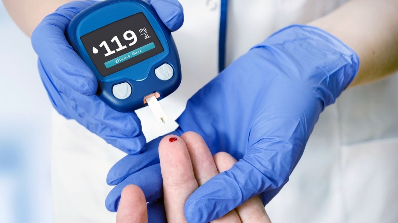 ટાઇપ 1 ડાયાબિટીસ કઈ ઉંમરે થાય છે અને દર્દી કેટલા સમયથી આ રોગ સાથે જીવે છે, તે પણ મહત્વપૂર્ણ છે. જો આ રોગ નાની ઉંમરે થાય, તો તે મગજના વિકાસને અસર કરી શકે છે. બીજી તરફ, લાંબા સમય સુધી ડાયાબિટીસ રહેતા બ્લડ શુગરના વધઘટની અસર ધીમે ધીમે વધતી જાય છે, જેના કારણે જ્ઞાનાત્મક ક્ષતિઓનું જોખમ વધી શકે છે.