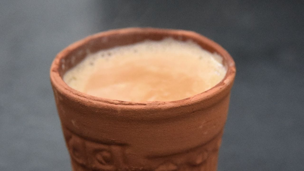 ચાના સ્ટોલ પર મળતી ચાનો સ્વાદ ચોક્કસ મજબૂત અને આકર્ષક હોય છે, પરંતુ તે લાંબા સમય સુધી ઉકાળવાથી ખૂબ જ ગાઢ અને એસિડિક બની જાય છે. આવી ચા એસિડિટી, ગેસ, હાર્ટબર્ન અને અપચો જેવી સમસ્યાઓનું કારણ બની શકે છે. દૂધ, ચાના પત્તા અને ખાંડને લાંબા સમય સુધી ઉકાળવાથી ચામાં કડવાશ વધે છે અને તે શરીર પર નકારાત્મક અસર કરે છે.