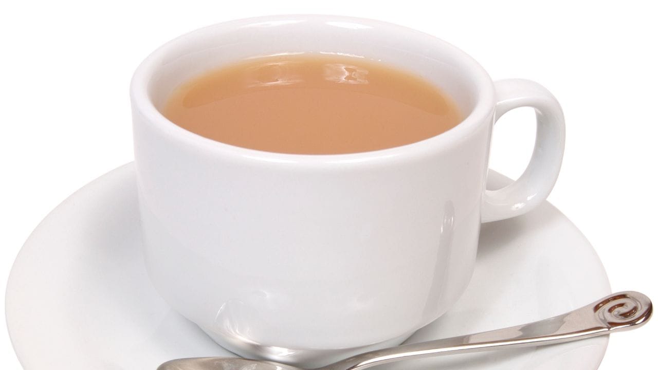 ચાને વધુ સમય સુધી ઉકાળવાથી તેમાં ટેનિનનું પ્રમાણ વધી જાય છે. ટેનિન પાચનતંત્ર પર અસર કરે છે અને એસિડિટી વધારી શકે છે. સાથે સાથે કેફીનનું પ્રમાણ પણ વધુ થઈ શકે છે, જેનાથી ચીડચીડાપણું, ઊંઘમાં ખલેલ અને પેટમાં બળતર જેવી સમસ્યાઓ થાય છે. તેથી, ચા બનાવતી વખતે સમય અને પ્રમાણનું ખાસ ધ્યાન રાખવું જરૂરી છે.