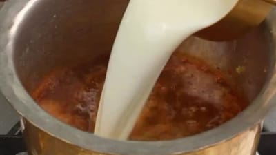 ભારતમાં ચા માત્ર પીણું નથી, પરંતુ દૈનિક જીવનનો એક મહત્વપૂર્ણ ભાગ છે. સવારે ઊઠતા જ હોય કે કામ દરમિયાન બ્રેક સમયે, ચા વગર દિવસ અધૂરો લાગે છે. જોકે, આપણે જે રીતે ચા બનાવીએ છીએ તે ઘણી વાર સ્વાસ્થ્ય માટે યોગ્ય નથી. ખાસ કરીને ચાને વારંવાર અને લાંબા સમય સુધી ઉકાળવાથી તેમાં ટેનિન અને કેફીનનું પ્રમાણ વધે છે, જે શરીર માટે હાનિકારક બની શકે છે.