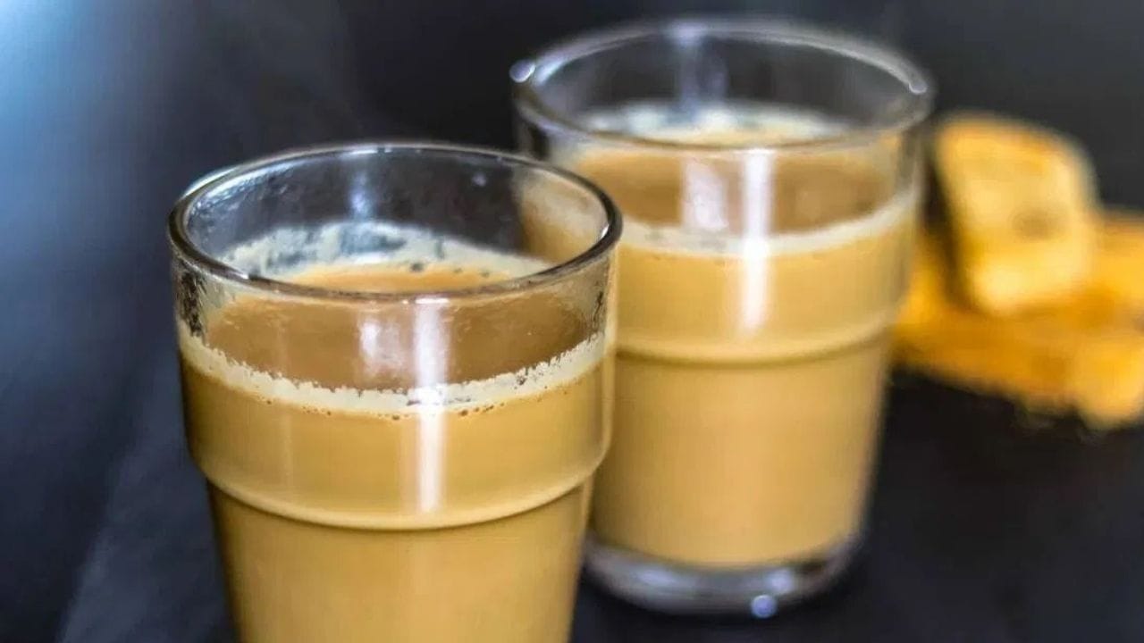 સૌ પ્રથમ એક કપ પાણી લો અને તેમાં આદુ, એલચી અથવા મનપસંદ મસાલા ઉમેરો. પાણી એક કે બે ઉકળા આવે ત્યાં સુધી ઉકાળો. ત્યારબાદ ઓછી માત્રામાં ચાના પત્તા ઉમેરો અને થોડો સમય જ ઉકાળો. તરત જ અડધો કપ દૂધ ઉમેરો અને ગેસ બંધ કરી દો. જો દૂધ ઉમેર્યા પછી ઉકાળવું હોય, તો માત્ર એક જ ઉકળો આવવા દો. અંતમાં સ્વાદ પ્રમાણે ખાંડ ઉમેરી ચા ગાળી લો. આ રીતથી બનેલી ચા હળવી રહેશે, કડવાશ ઓછી રહેશે અને પાચનતંત્ર પર ઓછો બોજ પાડશે.