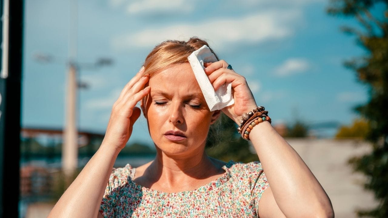 ગરમીનો સૌથી ગંભીર પ્રભાવ સનસ્ટ્રોક છે. જ્યારે શરીરનું તાપમાન 40 ડિગ્રી સેલ્સિયસથી ઉપર પહોંચી જાય છે અને શરીરની ઠંડક વ્યવસ્થા સંપૂર્ણપણે નિષ્ફળ જાય છે, ત્યારે આ સ્થિતિ સર્જાય છે. તેમાં ગરમ અને સુકી ત્વચા, ઝડપી ધબકારા, મૂંઝવણ, બેભાન થવું અને ક્યારેક ઝટકા આવવા જેવા લક્ષણો જોવા મળે છે. આ સ્થિતિ મગજ, હૃદય અને કિડની માટે ખતરનાક સાબિત થઈ શકે છે.