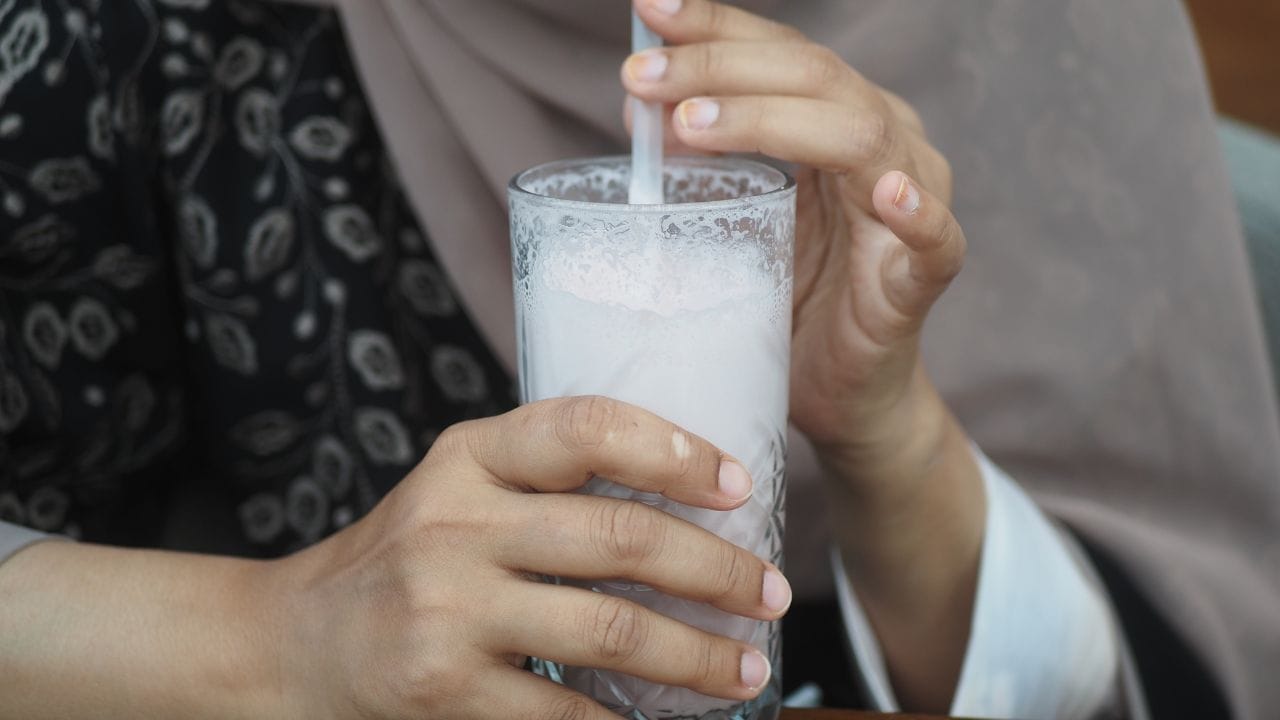 ગરમીના સ્ટ્રોકથી બચવા માટે કેટલીક સરળ તકેદારીઓ અપનાવવી જરૂરી છે. દિવસભર પૂરતું પાણી પીવું જોઈએ અને પાણીયુક્ત ખોરાક લેવો જોઈએ. બહાર જતાં હળવા અને ઢીલા કપડાં પહેરવા, તેમજ બપોરના વધુ ગરમ સમય દરમિયાન બહાર જવાનું ટાળવું. છાયા વાળા અથવા હવા આવતી જગ્યાએ રહેવું અને છત્રી, સનગ્લાસ જેવી વસ્તુઓનો ઉપયોગ કરવો. શરીરને ઠંડુ રાખવા માટે ઠંડા પાણીથી સ્નાન કરવું અથવા ભીનું કપડું ઉપયોગમાં લેવો પણ ફાયદાકારક છે.