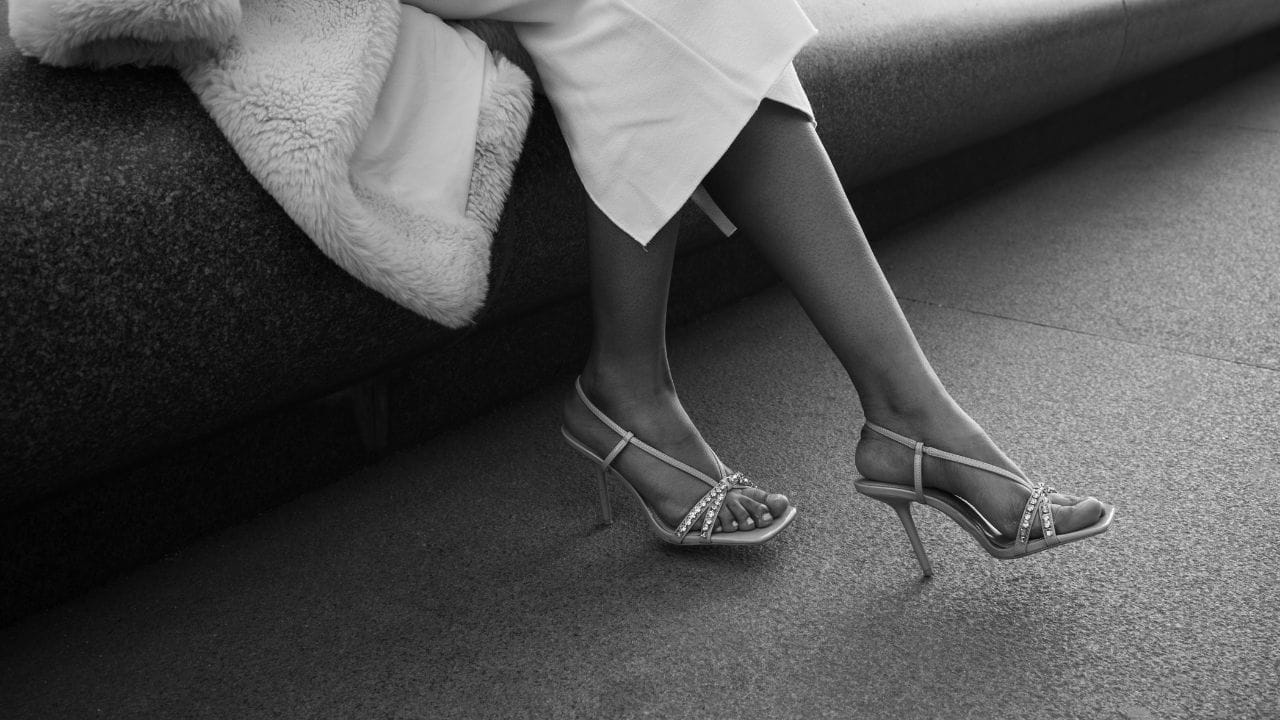 આમાં એથેન્સનું એક્રોપોલિસ, પાર્થેનોન, ડાયોનિસસનું થિયેટર અને હેરોડ્સ એટિકસનું ઓડિયોન જેવા મહત્વપૂર્ણ સ્થળોનો સમાવેશ થાય છે. આ તમામ સ્થળોના ફ્લોર પ્રાચીન આરસપહાણ અને પથ્થરથી બનેલા હોવાથી તે દબાણ અને ઘર્ષણ માટે ખૂબ જ સંવેદનશીલ માનવામાં આવે છે.