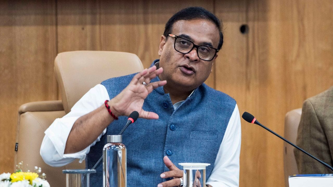 હિમંતા બિસ્વા સરમાનો જન્મ 1 ફેબ્રુઆરી 1969ના રોજ આસામના જોરહાટમાં થયો હતો. છ ભાઈ-બહેનો સહિત તેમનો પરિવાર પાછળથી ગુવાહાટીના ગાંધીબસ્તી વિસ્તારના ઉલુબારીમાં રહેવા ગયો હતો.