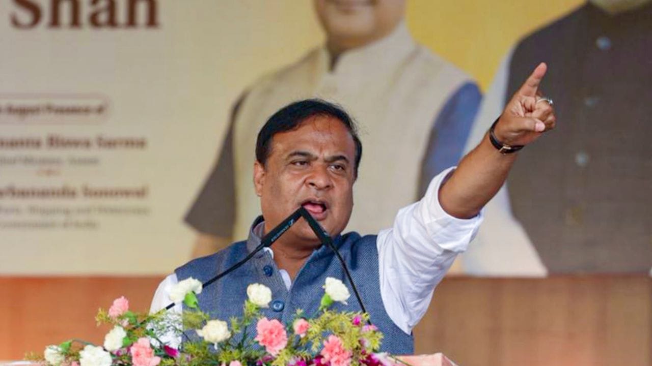  તેઓ એક આસામી પરિવાર માંથી આવે છે. જેનું મૂળ નલબારી જિલ્લાની લતિમાથી છે. સરમાએ 2001માં રિંકી ભૂયાન સરમા સાથે લગ્ન કર્યા, જેમની સાથે તેમને એક પુત્ર, નંદિલ બિસ્વા સરમાએ છે જે દૂન સ્કૂલમાં ભણ્યો હતો,અને એક પુત્રી, સુકન્યા સરમાએ છે, જેણે માયો કોલેજ ગર્લ્સ સ્કૂલમાં અભ્યાસ કર્યો હતો.