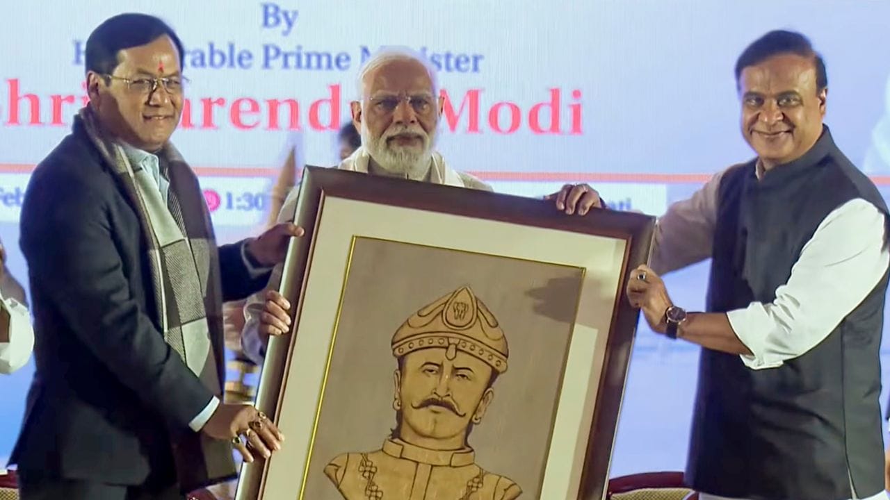 હિમંતા બિસ્વા સરમાએ 1985માં ગુવાહાટીની કામરૂપ એકેડેમી સ્કૂલમાં શિક્ષણ મેળવ્યું હતું અને તેમના સ્નાતક શિક્ષણ માટે કોટન કોલેજ, ગુવાહાટી (હવે કોટન યુનિવર્સિટી તરીકે ઓળખાય છે) માં જોડાયા હતા.