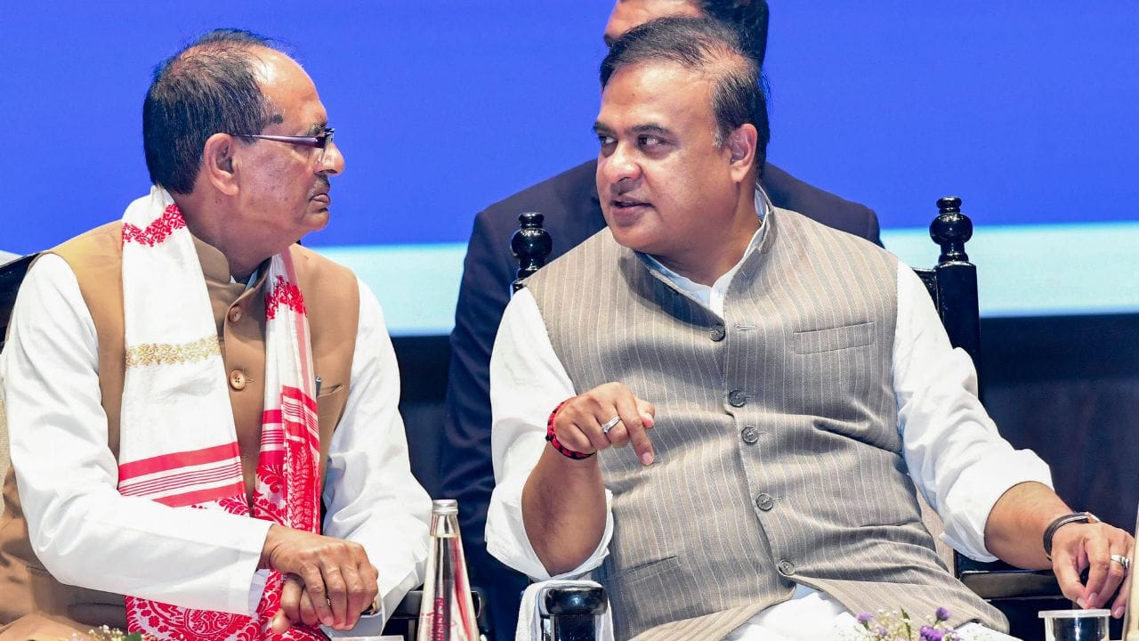  તેઓ 1988-89,1989-90 અને1991-1992માં ત્રણ વખત કોટન કોલેજ સ્ટુડન્ટ્સ યુનિયનના જનરલ સેક્રેટરી તરીકે ચૂંટાયા હતા. હિમંતા બિસ્વા સરમાએ કોટન યુનિવર્સિટીમાંથી આસામના સાતમા મુખ્યમંત્રી છે