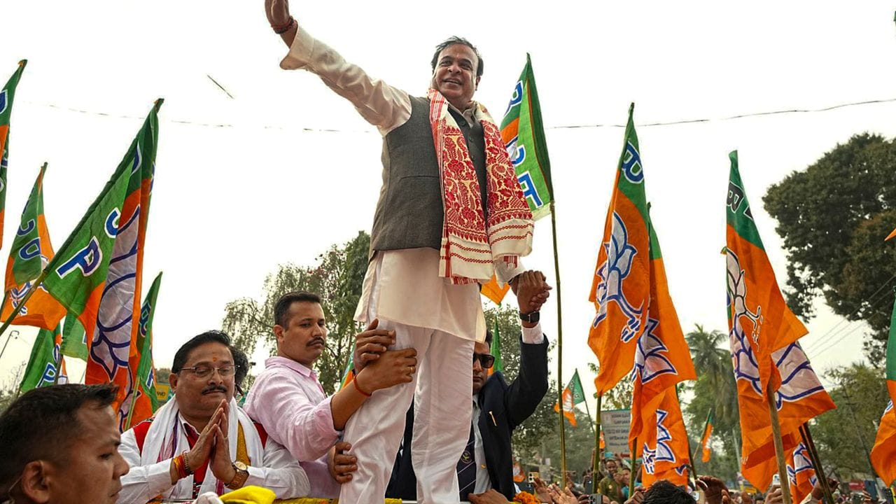 તેમણે 1990માં આર્ટ્સમાં સ્નાતક અને 1992માં માસ્ટર ઓફ આર્ટ્સ, બંને વિષયોમાં યુનિવર્સિટીમાંથી રાજકીય વિજ્ઞાનમાં ડિગ્રી મેળવી. ત્યારબાદ, સરમાએ ગુવાહાટીની સરકારી કાયદા કોલેજમાંથી કાયદામાં સ્નાતકની ડિગ્રી મેળવી અને 1995માં સોલિસિટર બન્યા હતા.