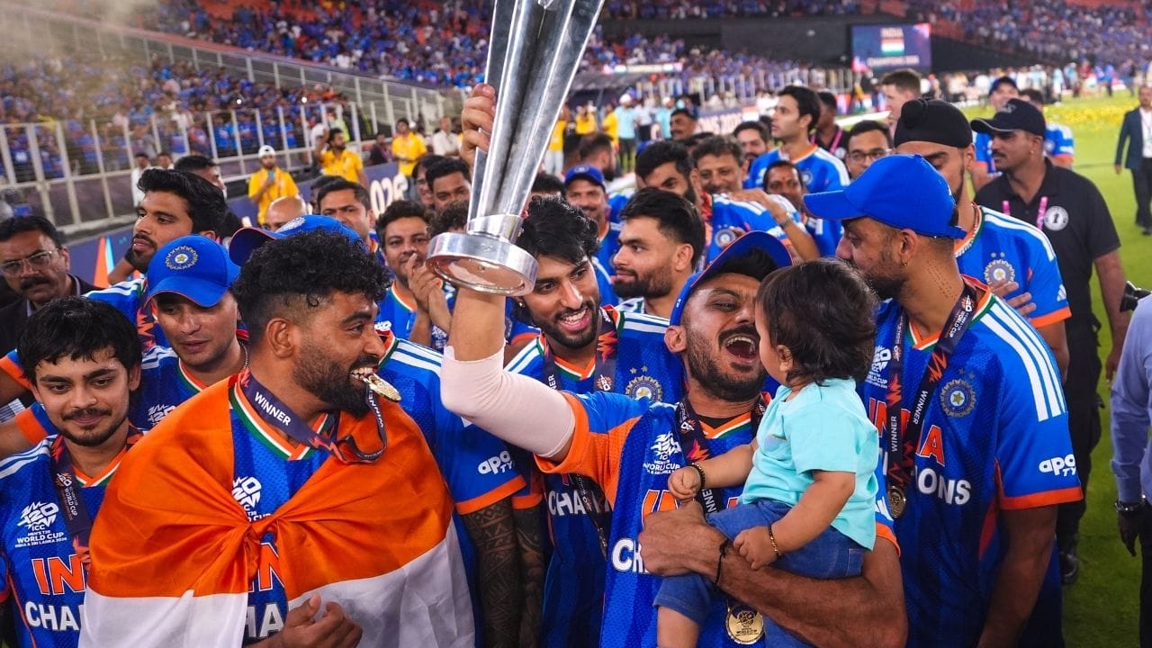 આ ઐતિહાસિક જીત બાદ ટીમ ઈન્ડિયાને આંતરરાષ્ટ્રીય ક્રિકેટ પરિષદ (ICC) તરફથી રેકોર્ડબ્રેક ઈનામી રકમ પણ મળી. ICC દ્વારા ટુર્નામેન્ટ માટે કુલ લગભગ ₹1.2 બિલિયનનું ઈનામ પૂલ જાહેર કરવામાં આવ્યું હતું. તેમાં ચેમ્પિયન ટીમ તરીકે ભારતને $3 મિલિયન (લગભગ ₹27.48 કરોડ)ની ઈનામી રકમ આપવામાં આવી, જે અગાઉની આવૃત્તિઓની સરખામણીએ વધુ છે. અગાઉ ભારતીય ટીમને ટુર્નામેન્ટ જીતવા બદલ $2,340,000 મળ્યા હતા.