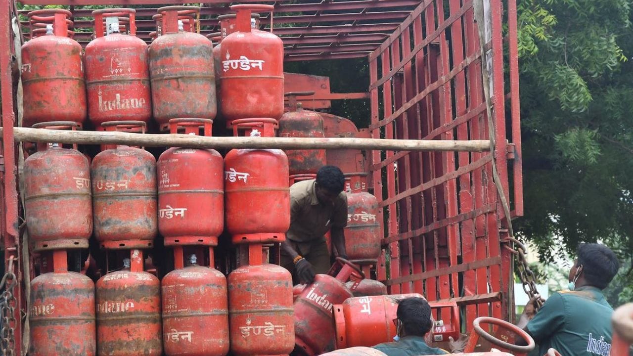 હવે, 2026 માં, વૈશ્વિક પરિસ્થિતિઓ બગડતી હોવાથી LPG પુરવઠા અંગે ચિંતા વધવા લાગી છે. મધ્ય પૂર્વમાં વધતા તણાવને કારણે ક્રૂડ ઓઇલના ભાવમાં વધારો થઈ રહ્યો છે. જાણવા મળી રહ્યું છે કે હોર્મુઝ સ્ટ્રેટમાંથી પસાર થતો તેલ પુરવઠો, જે વિશ્વના મોટા ભાગનો તેલ પુરવઠો પૂરો પાડે છે, તેના પર અસર થવાનું જોખમ છે. (ફોટો: google)