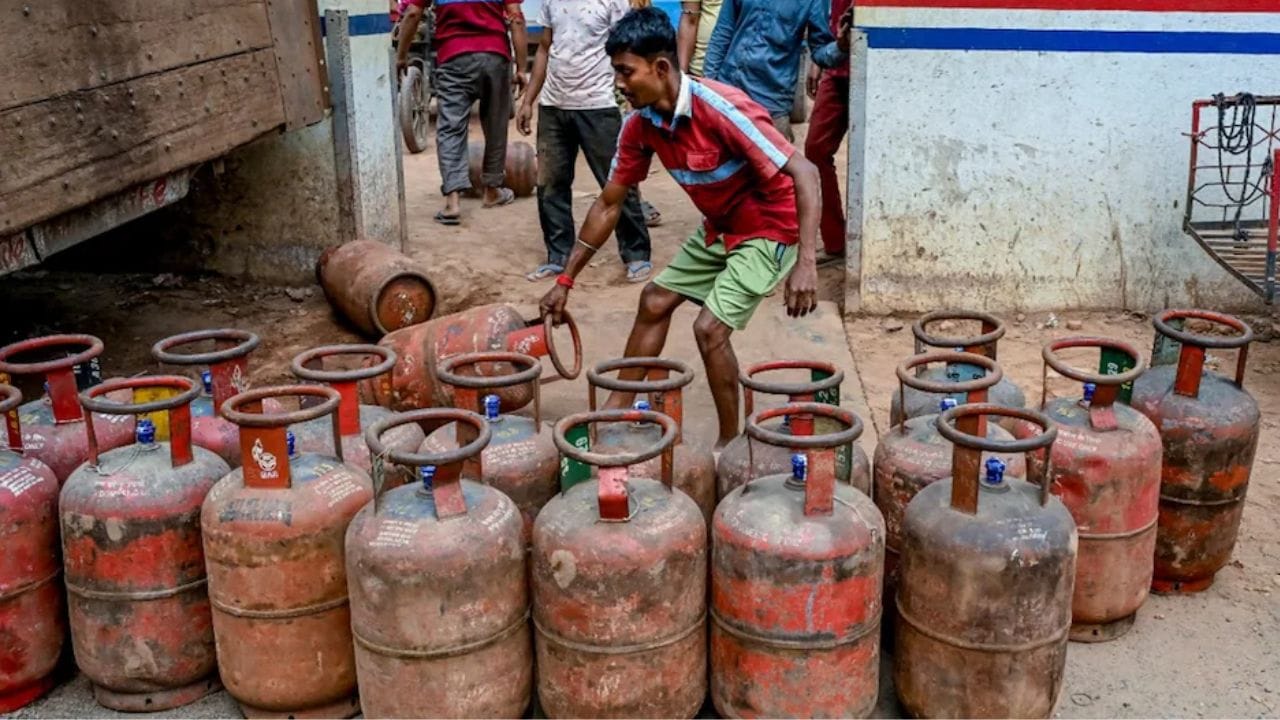 2012 માં, ભારતના કેટલાક શહેરોમાં LPG પુરવઠાની સમસ્યા જોવા મળી હતી. ખાસ કરીને કોલકાતામાં બિન-ઘરેલુ સિલિન્ડરોની અછત સર્જાઈ હતી. જેનાથી ફુડ રેસ્ટોરાં અને ખાદ્ય ઉદ્યોગ પર માટી અસર પડી. ઘણા હોટલોના રસોડાઓ બંધ કરવાની ફરજ પડી હતી. (ફોટો: google)