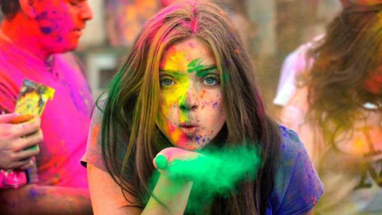 હોળી ચોક્કસપણે રંગોનો તહેવાર છે, પરંતુ કોઈની ઇચ્છા વિરુદ્ધ રંગ લગાવવો અથવા પાણી ફેંકવું ખોટું છે. જો કોઈ રંગોથી રમવાનો ઇનકાર કરે છે, તો તેમના શબ્દોનો આદર કરવો જોઈએ. બળજબરીથી રંગ લગાવવાથી ઝઘડા અને ફરિયાદો થઈ શકે છે, અને ઘણા કિસ્સાઓમાં, તે હેરાનગતિ પણ બની શકે છે, જે સંભવિત રીતે કાનૂની કાર્યવાહી તરફ દોરી શકે છે. (ફોટો ક્રેડિટ- સોશિયલ મીડિયા)
