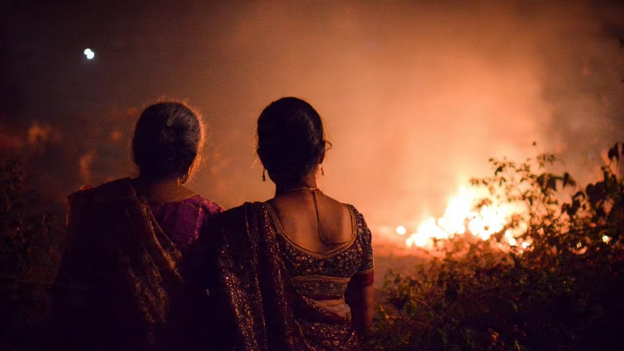 સાસુ અને પુત્રવધૂ: લોક માન્યતા માને છે કે સાસુ અને પુત્રવધૂએ એકસાથે હોલિકા દહન ન જોવું જોઈએ, કારણ કે તેનાથી તેમના સંબંધોમાં તણાવ વધી શકે છે. એવું માનવામાં આવે છે કે સાસુ અને પુત્રવધૂ બન્ને એ સાથે પૂજા કરવા કે જોવા ના જવું જોઈએ. આ પાછળ પણ માન્યતા છે કે હોલિકા જ્યારે આગમાં સળગી રહી હતી ત્યારે તેના લગ્નની જાન ત્યાં આવી પહોંચે છે અને તેની સાસુ આ દ્રશ્ય જોવે છે અને ત્યાં ને ત્યાં મૃત્યુ પામે છે. આથી એ જ દિવસે સાસુ અને વહુ બન્નેનું મૃત્યું થયું હતુ આથી આ પરંપરા બનાવવામાં આવી કે સાસુ-વહુએ સાથે હોલિકા દહન ના જોવું જોઈએ. (ફોટો ક્રેડિટ - AI જનરેટેડ)