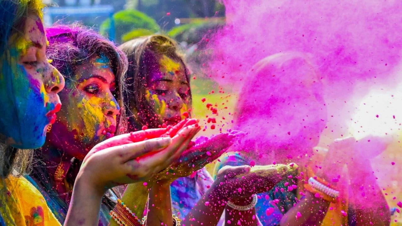 મોટેથી મ્યુઝિક વગાડવાનું ટાળો: હોળી પર સંગીત વગાડવું અને નાચવું સ્વાભાવિક છે, પરંતુ વધુ પડતું મોટેથી સંગીત નજીકના લોકોને, ખાસ કરીને વૃદ્ધો, બાળકો અને દર્દીઓને ખલેલ પહોંચાડી શકે છે. વધુમાં, મોડી રાત સુધી મોટેથી ડીજે વગાડવાનું ટાળવું જોઈએ; આ કાયદાનું ઉલ્લંઘન હોઈ શકે છે, જે સંભવતઃ પોલીસ કાર્યવાહી તરફ દોરી શકે છે.(ફોટો ક્રેડિટ- સોશિયલ મીડિયા)