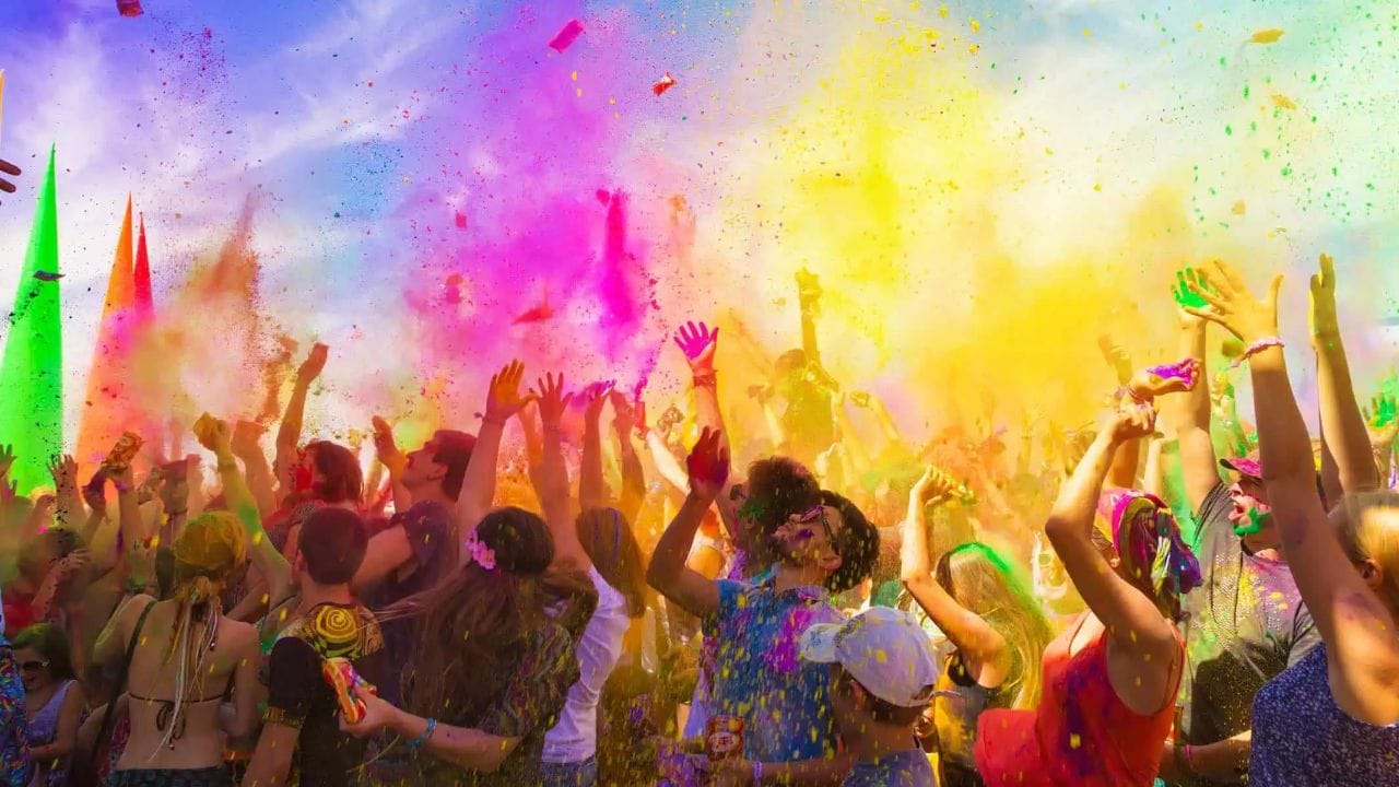  સોશિયલ મીડિયા પર રાખો પ્રાઈવસીનું ધ્યાન : આજકાલ, લોકો દરેક ક્ષણ કેમેરામાં કેદ કરે છે, પરંતુ પરવાનગી વિના કોઈનો ફોટો કે વીડિયો શેર કરવો ખોટું છે. ક્યારેક, મજાક કરતી પોસ્ટ કોઈની ગોપનીયતાને નુકસાન પહોંચાડી શકે છે. વધુમાં, સોશિયલ મીડિયા પર અયોગ્ય સામગ્રી પોસ્ટ કરવાથી વિવાદ અને કાનૂની કાર્યવાહી પણ થઈ શકે છે. તેથી, પોસ્ટ કરતા પહેલા હંમેશા વ્યક્તિની સંમતિ લો અને જવાબદારીપૂર્વક કાર્ય કરો.(ફોટો ક્રેડિટ- સોશિયલ મીડિયા)