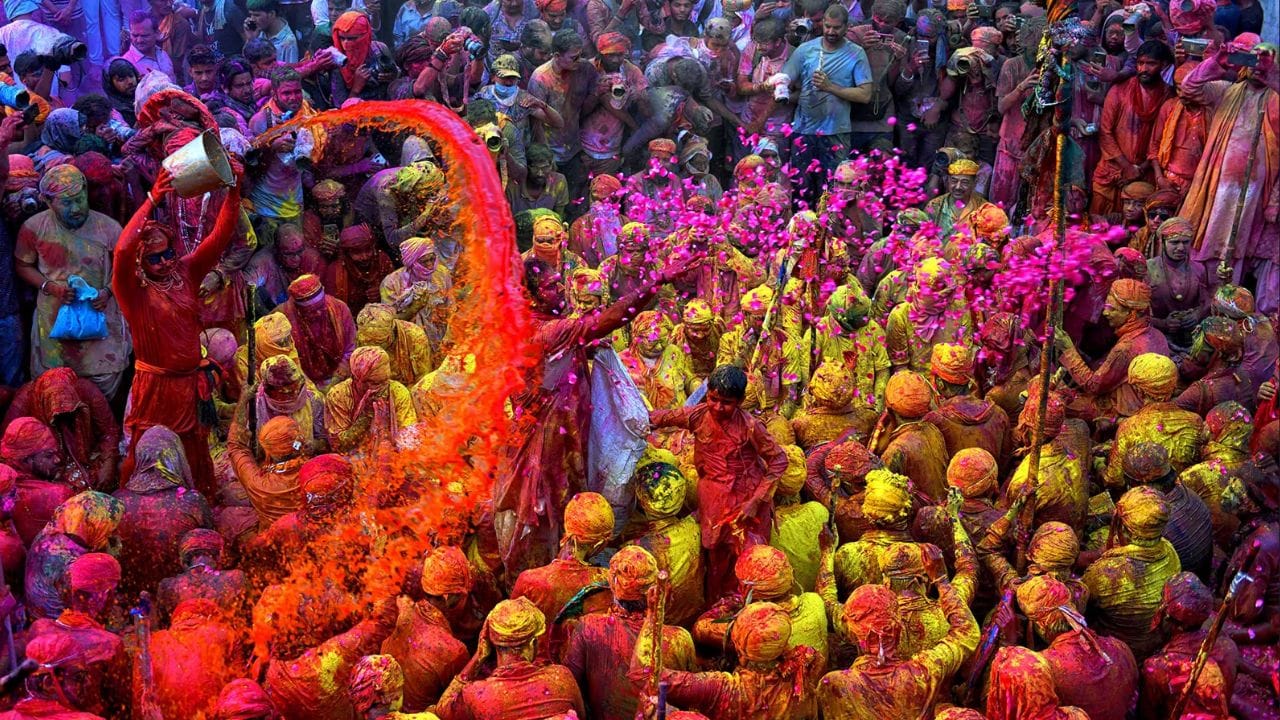 હોળી ચોક્કસપણે રંગોનો તહેવાર છે, પરંતુ કોઈની ઇચ્છા વિરુદ્ધ રંગ લગાવવો અથવા પાણી ફેંકવું ખોટું છે. જો કોઈ રંગોથી રમવાનો ઇનકાર કરે છે, તો તેમના શબ્દોનો આદર કરવો જોઈએ. બળજબરીથી રંગ લગાવવાથી ઝઘડા અને ફરિયાદો થઈ શકે છે, અને ઘણા કિસ્સાઓમાં, તે હેરાનગતિ પણ બની શકે છે, જે સંભવિત રીતે કાનૂની કાર્યવાહી તરફ દોરી શકે છે. (ફોટો ક્રેડિટ- સોશિયલ મીડિયા)