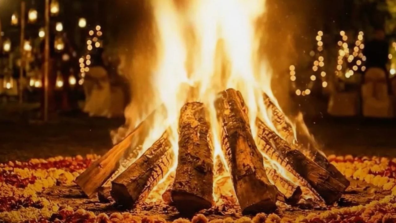 શું 3 માર્ચે હોલિકા દહન કરી શકાય?: હકીકતમાં, અન્ય જ્યોતિષીઓએ પણ હોલિકા દહનની તારીખ અંગે પોતાના મંતવ્યો આપ્યા છે. આમાં, હરિદ્વારના પ્રખ્યાત પંડિત મનોજ ત્રિપાઠીએ હોલિકા દહન માટે યોગ્ય તારીખ સમજાવી હતી. તેમના મતે, 2 માર્ચે પ્રદોષ કાળ દરમિયાન પૂર્ણિમાની ચંદ્રમા હોય છે અને સાંજે ચંદ્ર ઉદય પામશે, પરંતુ તે સમયે ભદ્રા પણ અમલમાં રહેશે, જે અશુભ માનવામાં આવે છે. 