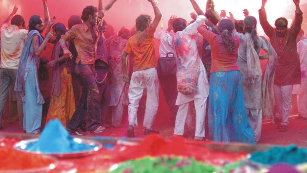  4 માર્ચે ધૂળેટી ઉજવાશે?: જ્યોતિષીઓના મતે, હોળી સામાન્ય રીતે હોલિકા દહન પછીના દિવસે ઉજવવામાં આવે છે. જોકે, આ વખતે, વર્ષનું પહેલું ચંદ્રગ્રહણ હોલિકા દહન પછીના દિવસે 3 માર્ચે થશે. 3 માર્ચે ચંદ્રગ્રહણ અને સૂતક કાળ હોવાથી, તે દિવસે હોળી શક્ય બનશે નહીં. આ કારણોસર, રંગભરી હોળી 4 માર્ચે રમાશે.