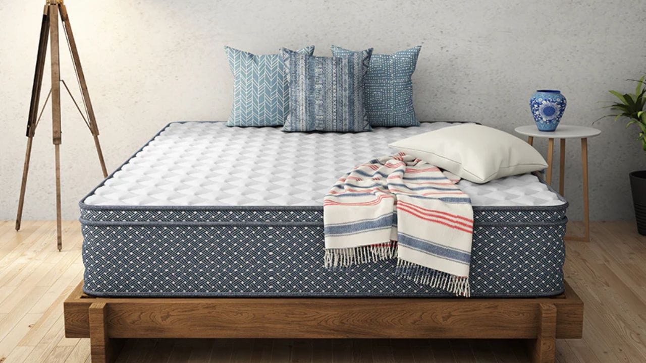 ફેંગશુઇ બેડરુમ સંબંધિત કેટલાક અન્ય નિયમો પણ દર્શાવે છે. આ નિયમો અનુસાર પલંગને યોગ્ય જગ્યાએ મૂકવો ખૂબ જ મહત્વપૂર્ણ છે. પલંગ હંમેશા રૂમની મધ્યમાં રાખવો જોઈએ. ખાતરી કરો કે પલંગની બંને બાજુ સમાન જગ્યા હોય. આ રૂમમાં સકારાત્મક વાતાવરણ જાળવી રાખે છે. 
