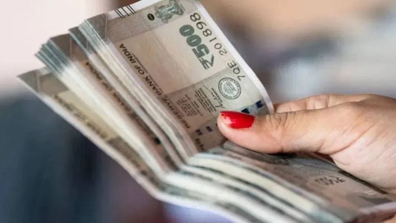 ચાલો એક ઉદાહરણ સમજીએ. જો તમે 9% વ્યાજ દરે 50 લાખ રૂપિયાની હોમ લોન લો અને 30 વર્ષની મુદત પસંદ કરો, તો તમારી EMI આશરે ₹40,231 થશે. પરંતુ 30 વર્ષમાં તમે કુલ લગભગ ₹1.44 કરોડ જેટલું વ્યાજ ચૂકવી બેસશો. એટલે કે, તમે લોનની મૂળ રકમ કરતાં ઘણી વધુ રકમ વ્યાજ રૂપે ચૂકવો છો.