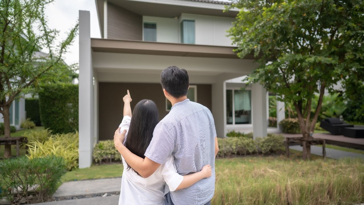 હવે જો એ જ લોન 20 વર્ષની મુદત માટે લો, તો EMI આશરે ₹44,986 થશે. EMI માં માત્ર લગભગ ₹4,700 જેટલો વધારો થાય છે, પરંતુ કુલ વ્યાજ ઘટીને લગભગ ₹57.96 લાખ જેટલું રહે છે. એટલે કે થોડું વધુ EMI ચૂકવીને તમે લાખો રૂપિયા બચાવી શકો છો.