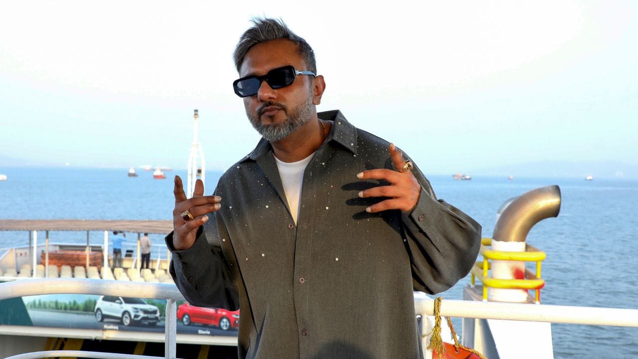 યો યો હની સિંહ આજે ભારતીય મ્યુઝિક ઈન્ડસ્ટીનો સૌથી ચર્ચિત અને પૈસાદાર રેપરમાં ગણતરી થાય છે. બ્લુ આઈઝ, અંગ્રેજી બીટ,લુંગી ડાન્સ અને દેશી કલાકાર જેવા સુપરહિટ ગીતથી તેમણે માત્ર લોકપ્રયિતા મેળવી નથી પરંતુ કરોડો રુપિયાની સંપત્તિ પણ બનાવી છે. આજે તેનું નામ મ્યુઝિક જ નહી પરંતુ લક્ઝરી લાઈફસ્ટાઈલમાં પણ ચર્ચામાં રહે છે.