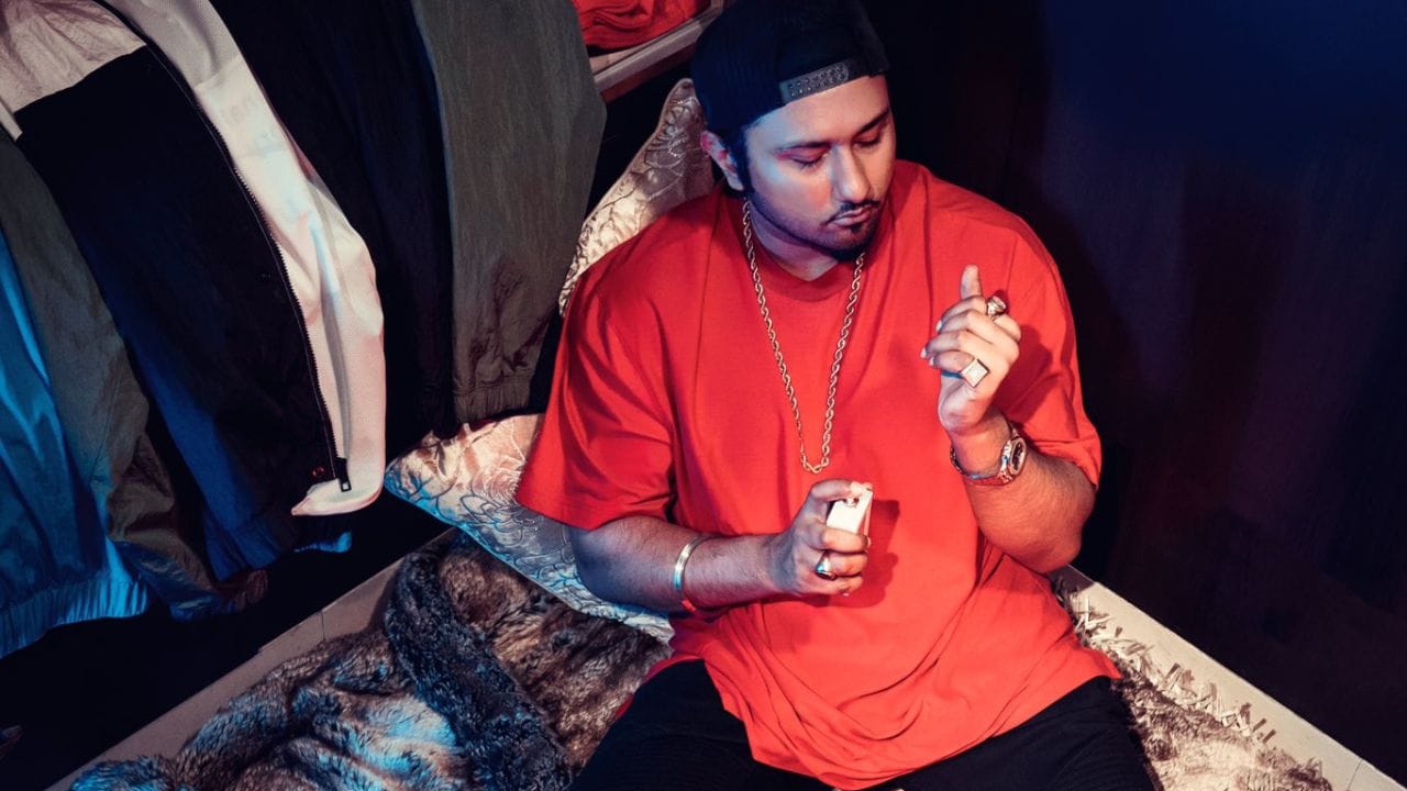 યો યો હની સિંહનું સુપરહિટ ગીત "સની સની" હજુ પણ પાર્ટીઓ અને ક્લબોમાં ધમાલ મચાવે છે, જેને યુટ્યુબ પર 530 મિલિયનથી વધુ વ્યૂઝ મળ્યા છે. રસપ્રદ વાત એ છે કે હની સિંહ પોતે આ ગીતને પોતાની કારકિર્દીની સૌથી મોટી ભૂલ કહે છે.