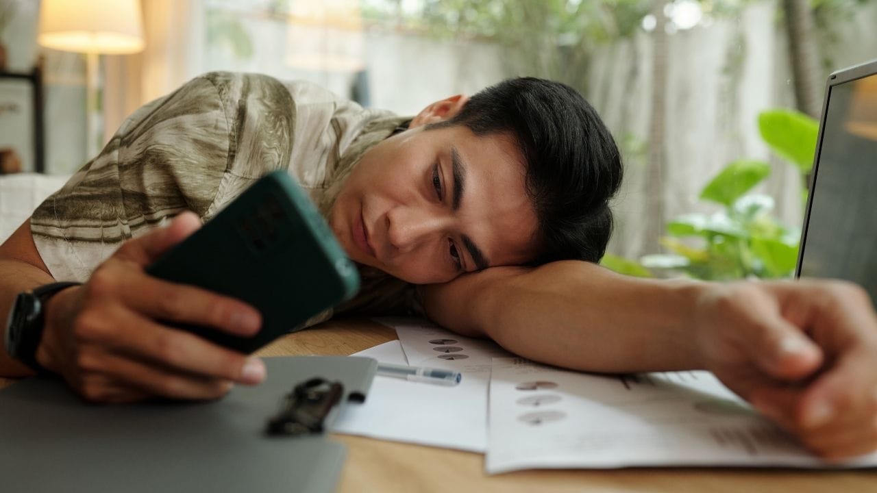 લેડી હાર્ડિંગ હોસ્પિટલના મેડિસિન વિભાગના ડિરેક્ટર ડૉ. એલ.એચ. ઘોટકર મુજબ, સતત સ્ક્રીન ટાઇમ મગજ પર માહિતીનો વધારાનો ભાર મૂકે છે. મોબાઇલ અને લેપટોપમાંથી નીકળતો પ્રકાશ મગજને સતત સક્રિય રાખે છે, જેના કારણે તેને આરામ મેળવવામાં મુશ્કેલી પડે છે. લાંબા સમય સુધી ધ્યાન કેન્દ્રિત રાખવાથી ચીડિયાપણું, માનસિક થાક અને એકાગ્રતાનો અભાવ થઈ શકે છે. ઝડપથી બદલાતી ડિજિટલ માહિતી મગજની વિચારશક્તિ અને સમજવાની ક્ષમતાને પણ અસર કરે છે.