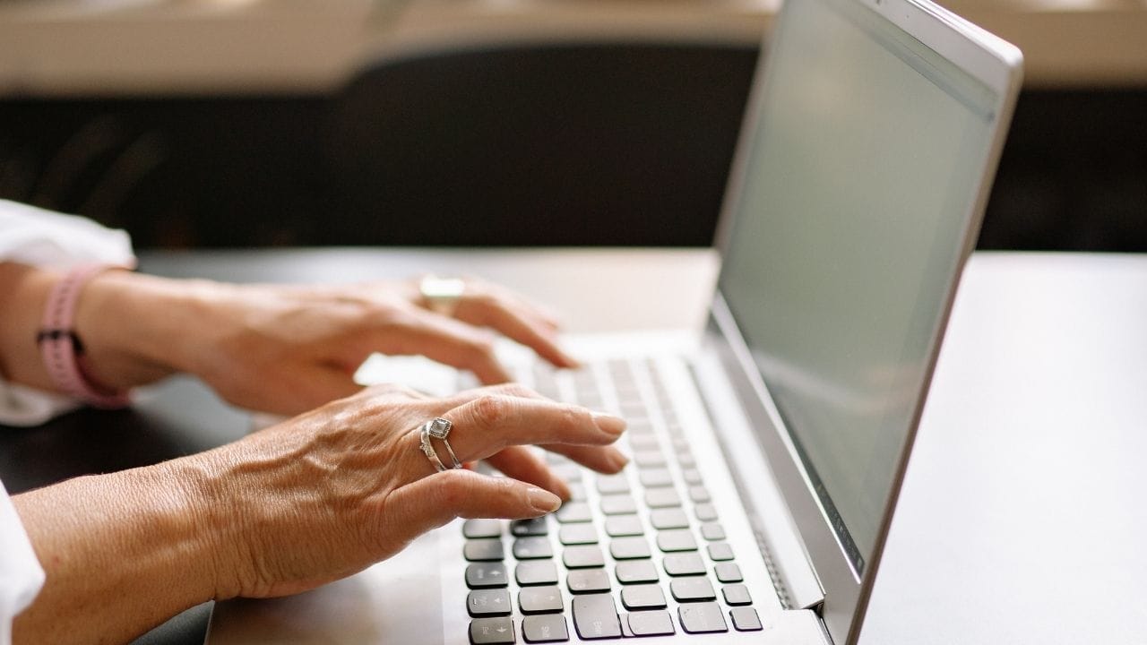 વધુ પડતો સ્ક્રીન ટાઇમ ઊંઘની પદ્ધતિમાં વિક્ષેપ પેદા કરી શકે છે. રાત્રે મોડે સુધી સ્ક્રીન જોવાની આદત મગજના સ્વાભાવિક આરામ ચક્રને બગાડે છે, જેના કારણે અનિદ્રા અને થાક વધે છે. સમય જતાં યાદશક્તિ નબળી પડી શકે છે, નિર્ણય લેવાની ક્ષમતા ઘટી શકે છે અને ભાવનાત્મક સંતુલન પર પણ પ્રભાવ પડે છે.