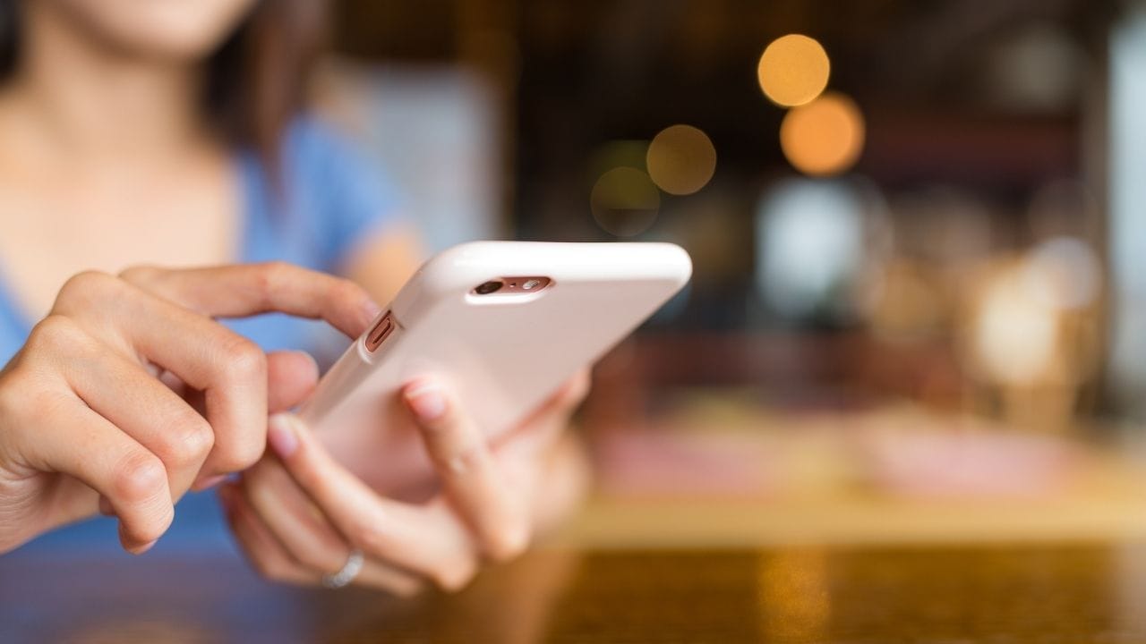 આ સમસ્યાથી બચવા માટે સ્ક્રીન સમયનું સંયમિત આયોજન કરવું જરૂરી છે. દર 30 થી 40 મિનિટે થોડો વિરામ લેવો, આંખોને આરામ આપવો અને થોડું ચાલવું કે સ્ટ્રેચિંગ કરવું ફાયદાકારક છે. સૂતા પહેલા ઓછામાં ઓછા એક કલાક સુધી મોબાઇલ અને લેપટોપનો ઉપયોગ ટાળવો જોઈએ. દૈનિક જીવનમાં શારીરિક કસરત, બહારની હવા અને પૂરતો ઊંઘનો સમાવેશ કરવો જરૂરી છે. બાળકો અને કિશોરોના સ્ક્રીન ટાઇમ પર ખાસ ધ્યાન આપવું જોઈએ, કારણ કે તેમના વિકાસશીલ મગજ પર તેની અસર વધુ થઈ શકે છે. સંતુલિત જીવનશૈલી અને યોગ્ય આરામ મગજને સ્વસ્થ રાખવામાં મદદરૂપ થાય છે. (નોંધ : અહીં આપવામાં આવેલી માહિતી ફક્ત આપની જાણકારી માટે છે.)