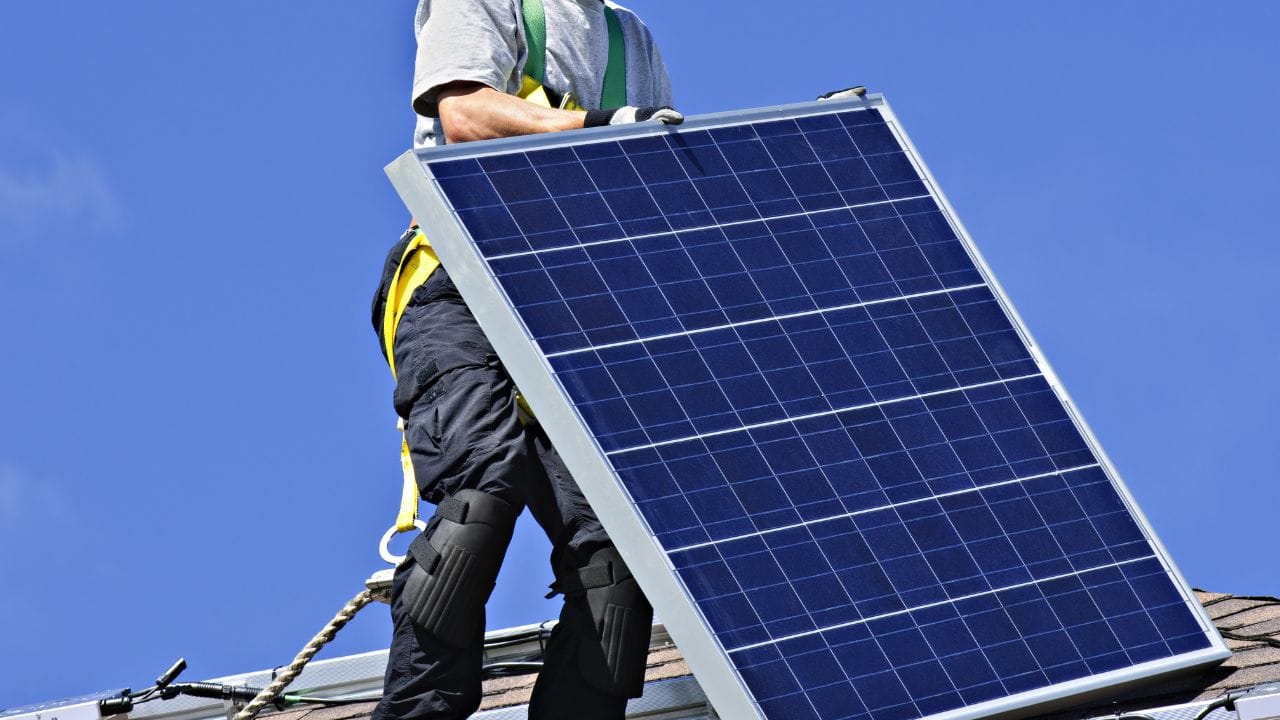 વાણિજ્યિક ઉપયોગ માટે 72 સેલ અથવા 144 હાફ-સેલ પેનલ વપરાય છે, જેની લંબાઈ લગભગ 2 મીટર હોય છે અને વજન 22 થી 25 કિલોગ્રામ સુધી પહોંચે છે. આ પેનલ 450 થી 600 વોટ સુધી પાવર આપી શકે છે. વધુ વોટેજના પેનલ પસંદ કરવાથી પેનલની સંખ્યા ઘટે છે, પરંતુ તેમનું કદ અને વજન વધે છે, તેથી છતની મજબૂતી ધ્યાનમાં લેવી જરૂરી છે.