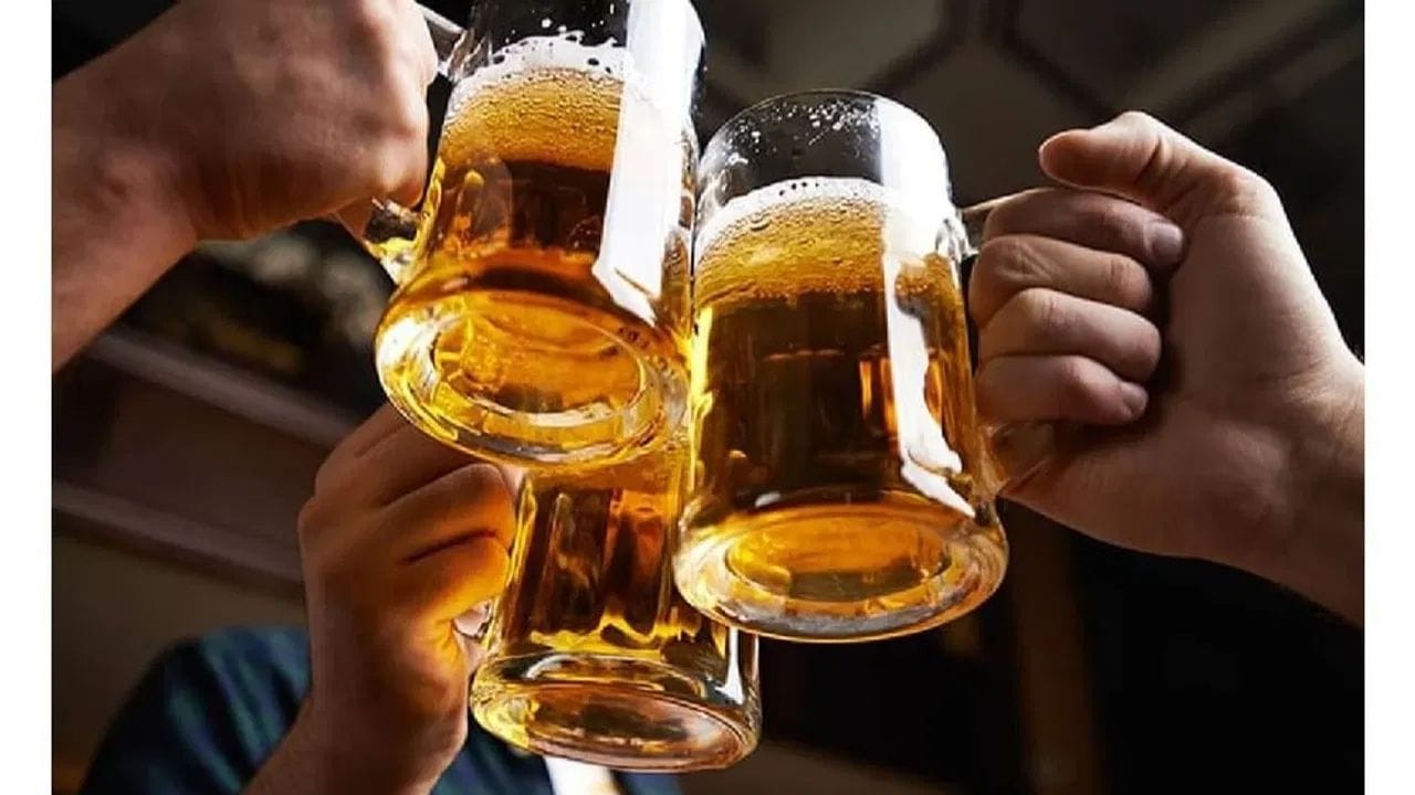 વર્લ્ડ હેલ્થ ઓર્ગેનાઈઝેશન (WHO)ના અહેવાલ મુજબ આલ્કોહોલનું એક ટીપું પણ શરીર માટે સંપૂર્ણ રીતે સલામત નથી. આલ્કોહોલનું ઓછું પ્રમાણ પણ લાંબા ગાળે કેન્સર જેવા ગંભીર રોગોના જોખમને વધારી શકે છે. વાઇન અને બીયર બંનેમાં આલ્કોહોલ હોય છે અને તે એક ઝેરી પદાર્થ તરીકે માનવામાં આવે છે, જે શરીર પર અનેક પ્રકારની નકારાત્મક અસર કરી શકે છે.