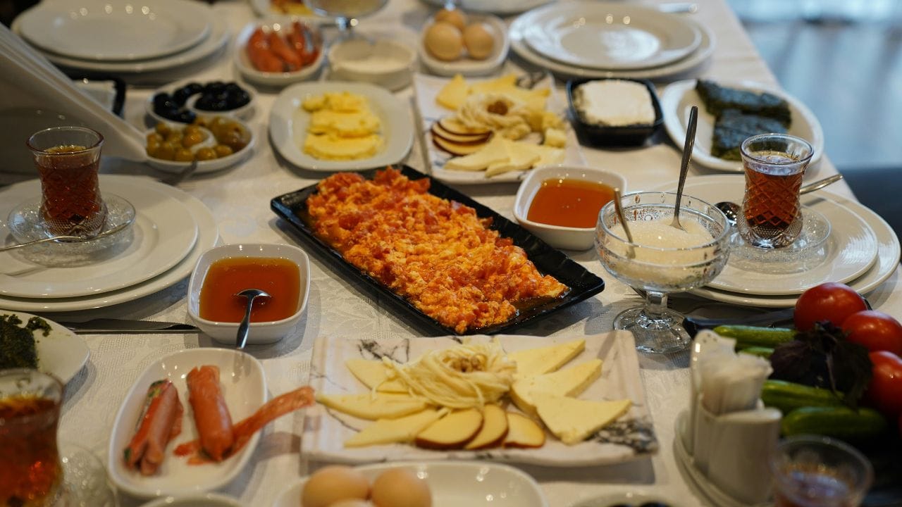 આવી પરિસ્થિતિમાં જો ગેસની સપ્લાયમાં સમસ્યા સર્જાય તો રસોઈ બનાવવામાં મુશ્કેલી થઈ શકે, પરંતુ આજે ગેસ વગર પણ ભોજન તૈયાર કરવા માટે અનેક સરળ વિકલ્પો ઉપલબ્ધ છે. (Image Credit Source: Social Media) 
