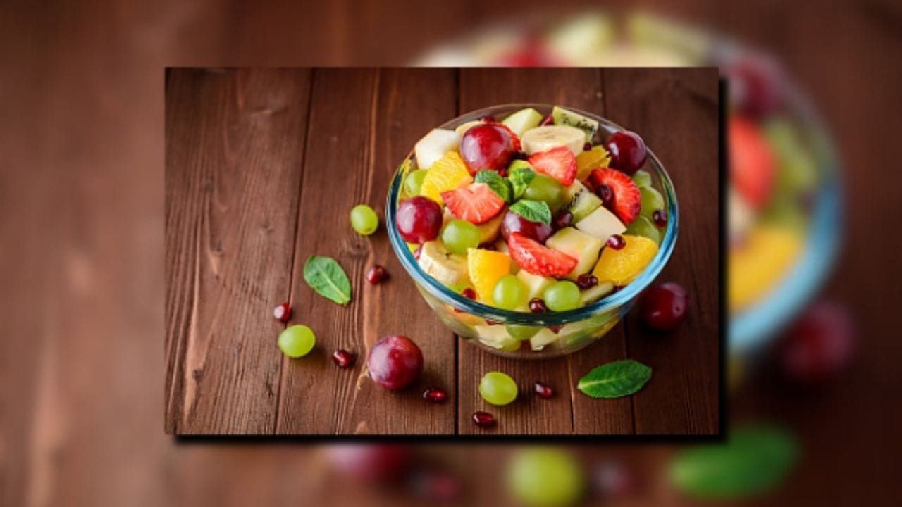 ફળોથી બનેલી મિક્સ ફ્રૂટ બાઉલ પણ ગેસ વગર તૈયાર થતી સરળ ડિશ છે. કેળા, સફરજન, પપૈયા, દાડમ અથવા મોસંબી જેવા ફળોને કાપીને એક બાઉલમાં મિક્સ કરો. તેમાં થોડું મધ, લીંબુનો રસ અથવા ચાટ મસાલો ઉમેરવાથી તેનો સ્વાદ વધુ વધે છે. ગરમીમાં આ ફ્રૂટ બાઉલ શરીરને તાજગી અને હાઈડ્રેશન બંને આપે છે. (Image Credit Source: Social Media)
