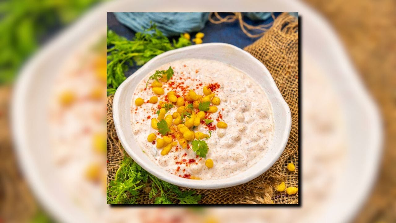 દહીં આધારિત વાનગીઓ પણ ગેસ વગર સરળતાથી બનાવી શકાય છે. દહીંમાં કાપેલી શાકભાજી ઉમેરીને મિક્સ વેજ રાયતા અથવા પનીર સલાડ બનાવી શકાય છે. તેમાં મીઠું, જીરુ પાવડર અને લીલા ધાણા ઉમેરવાથી સ્વાદ વધુ સારું બને છે. (Image Credit Source: Social Media)
