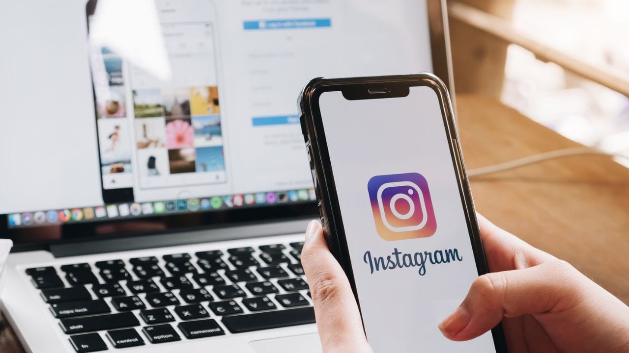 ઇન્સ્ટાગ્રામ પર, જ્યારે કોઈ યૂઝર એપ્લિકેશન પર આવતો હોય છે ત્યારે તેમની પ્રોફાઇલની બાજુમાં એક નાનું લીલું ટપકું દેખાય છે. ઉપરાંત મેસેજ વિભાગમાં પણ વ્યક્તિ છેલ્લે ક્યારે એપ્લિકેશન પર એક્ટિવ હતો તે દેખાતો હોય છે. આ સુવિધાને Active Status  પણ કહેવામાં આવે છે. (ફોટો: google)