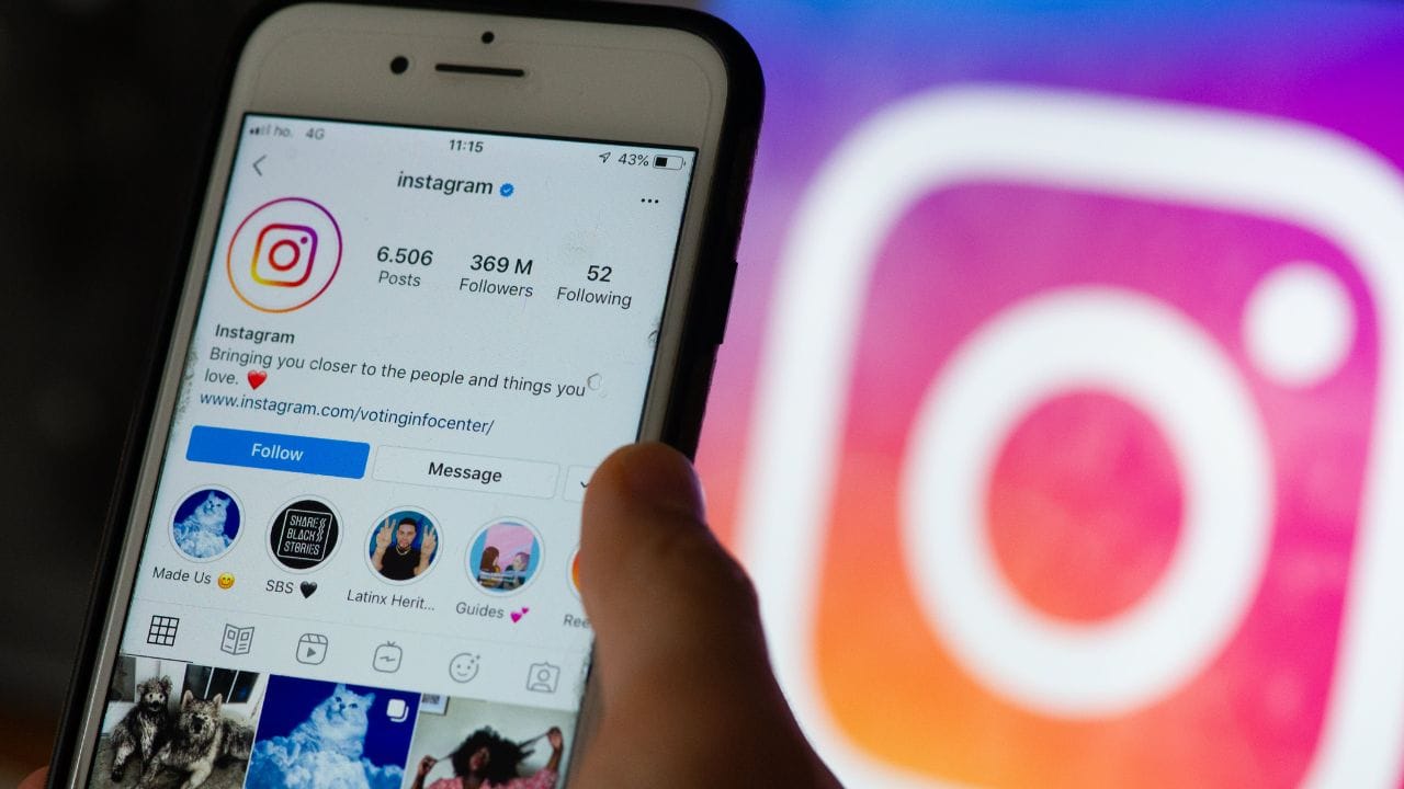 આ ફીચર ડિફૉલ્ટ રૂપે ચાલુ જ હોય છે જેથી તમારા ફોલોઅર્સ અથવા જેની સાથે તમે ચેટિંગ કરી હોય તે લોકો સરળતાથી જોઈ શકે કે તમે હાલમાં ઑનલાઇન છો અથવા છેલ્લે ક્યારે એપ્લિકેશનનો ઉપયોગ કર્યો હતો. (ફોટો: google)