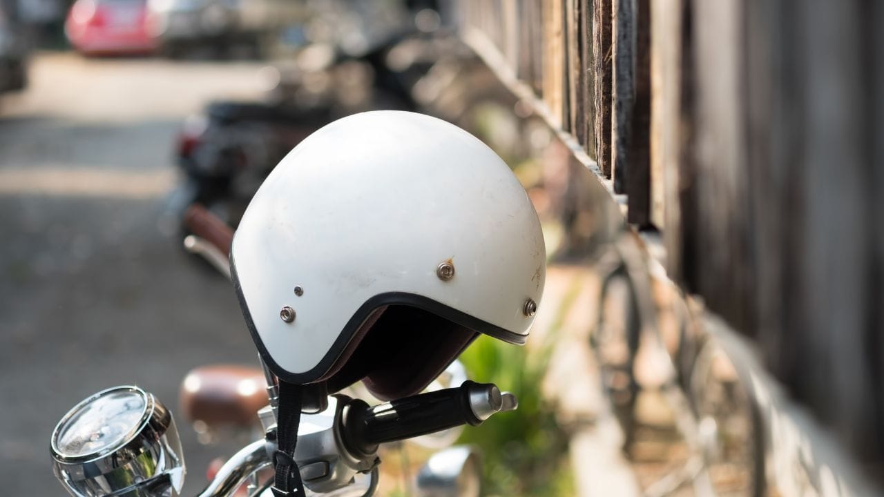 સૌથી છેલ્લે, હેલ્મેટને સીધી ગરમીમાં સુકવવાની બદલે છાયામાં અથવા હવાદાર જગ્યાએ સૂકવવા દો. સીધી ગરમી હેલ્મેટના પ્લાસ્ટિક મટિરિયલને નબળું કરી શકે છે. (Image Credit Source: Social Media)
